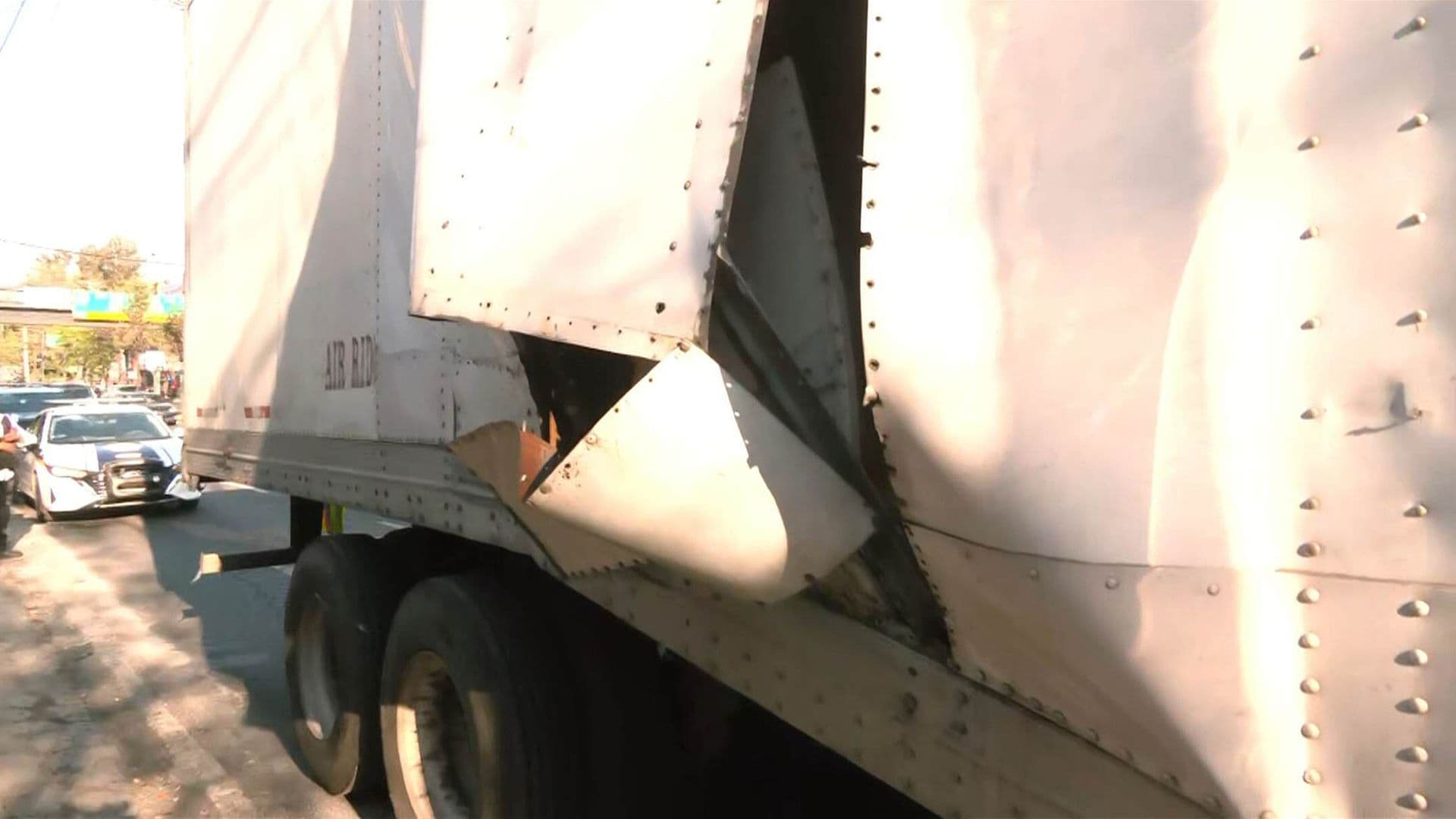 Tráfico Hoy en Constituyentes: Caja de Tráiler se Parte en Lomas Altas, Miguel Hidalgo, CDMX