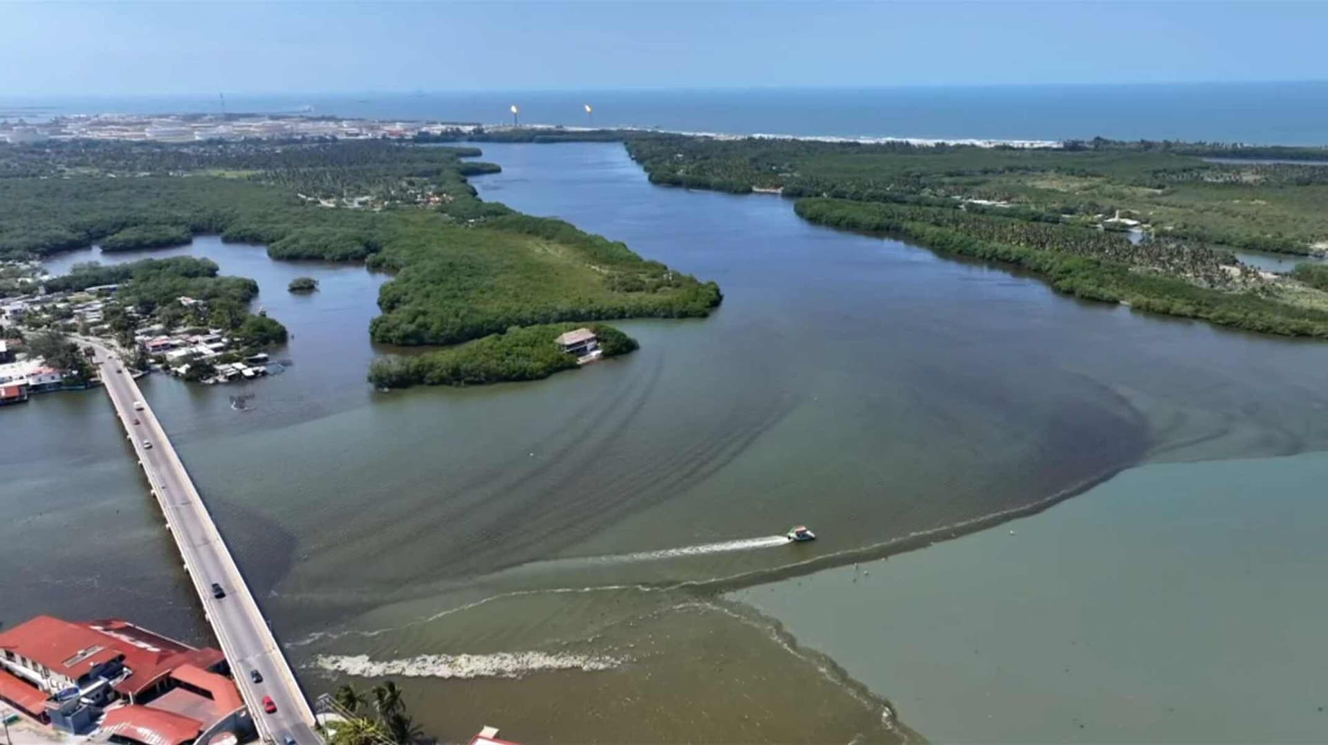 "El Agua Estaba Clarita": Mancha de Hidrocarburo Impacta a Habitantes en Río Seco y Laguna de Mecoacán, Tabasco