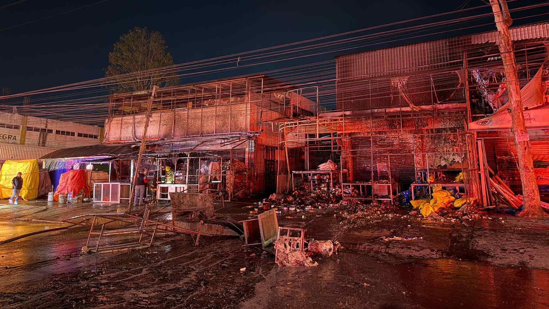 Se Consumen en Llamas Locales de la Central de Abasto en Puebla