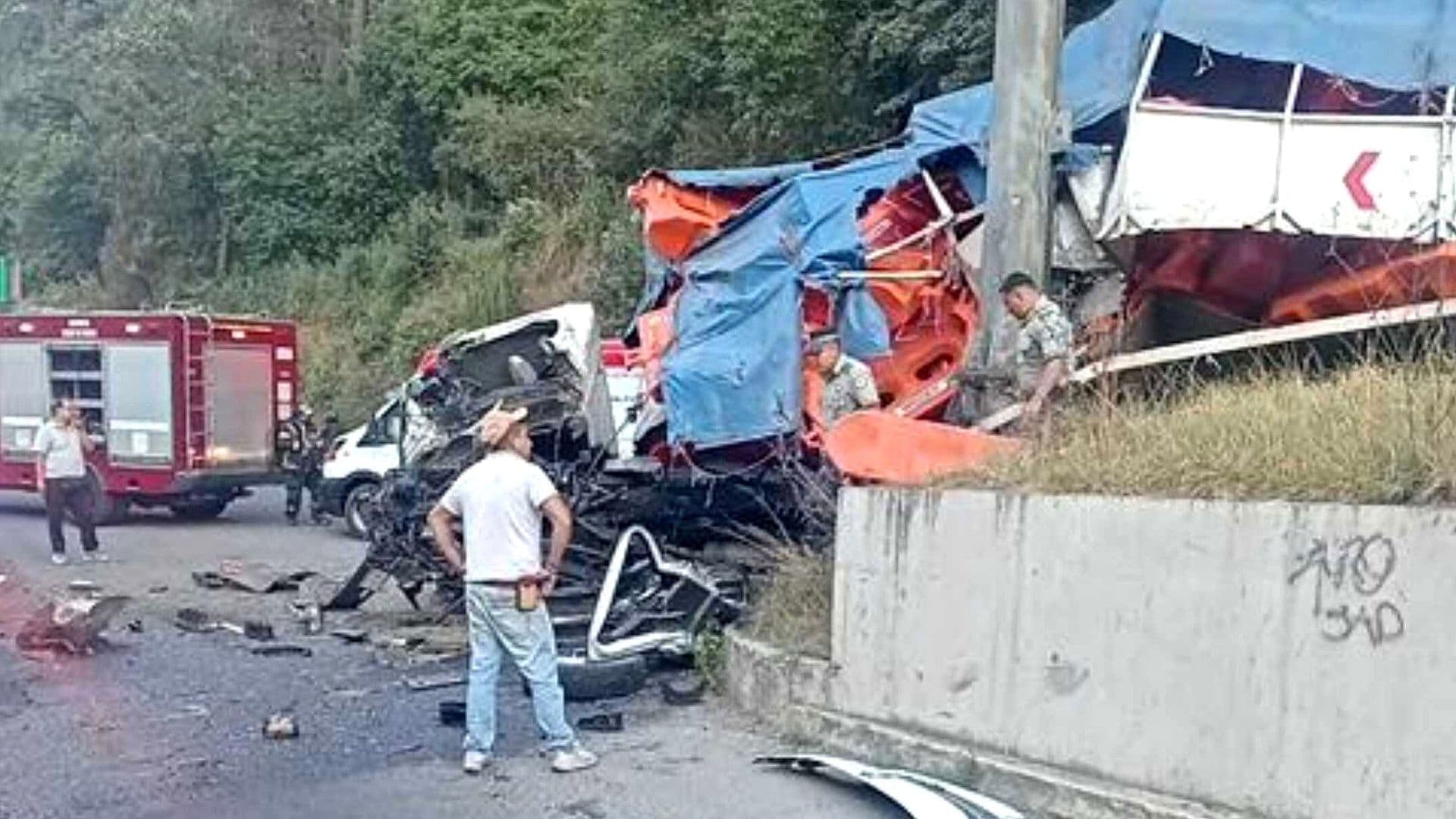 ¿Qué Pasó en la México- Toluca Hoy?: Vuelca Tráiler y Provoca Caos Vial en Cuajimalpa; Rescatan a Una Persona