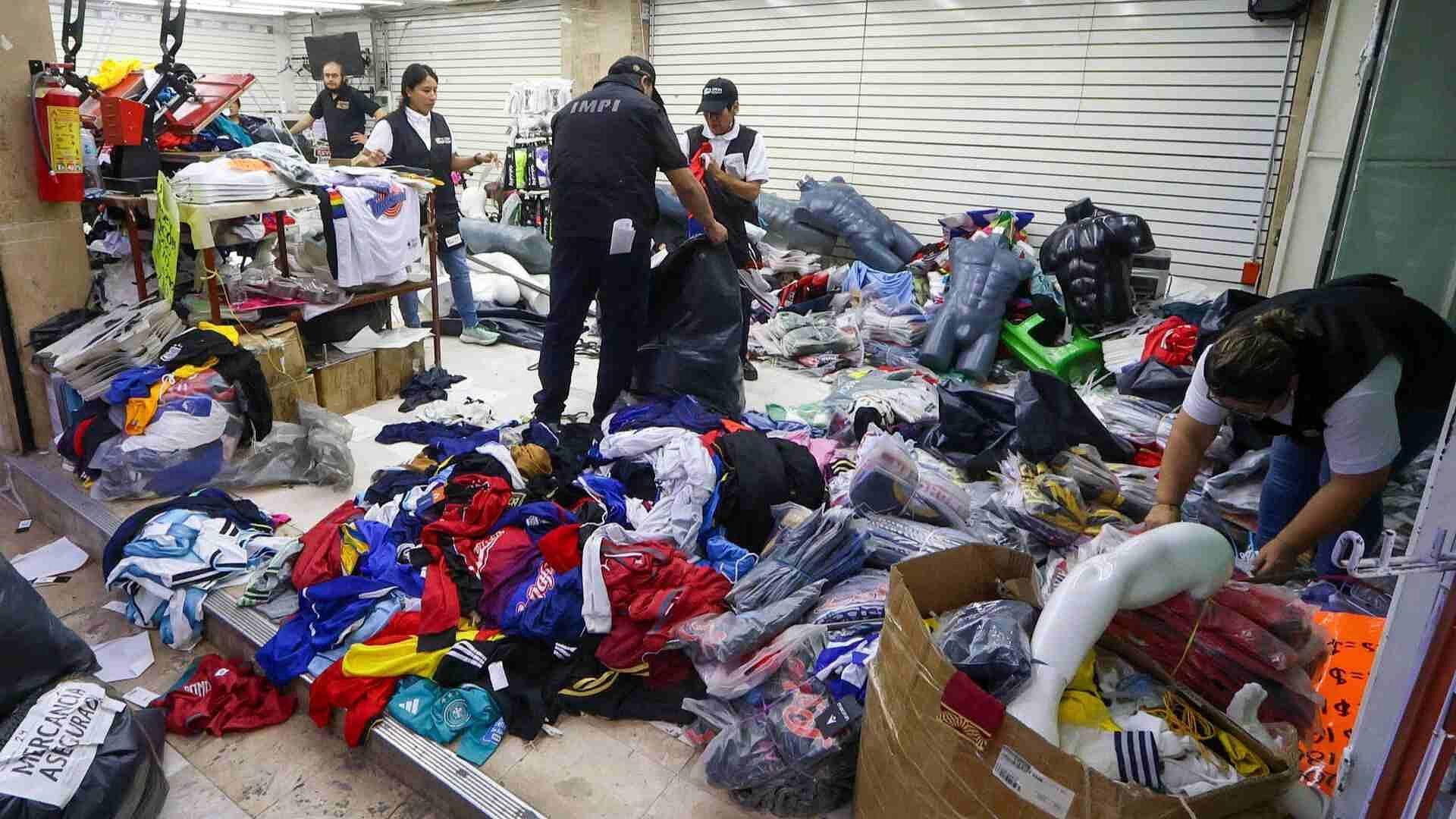 Así Decomisaron 25 Toneladas de Prendas Piratas en Tepito, Ligadas al Mundial 2026
