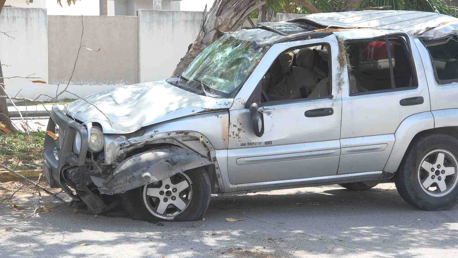 Conductor Pierde el Control de su Camioneta y Vuelca en Medellín de Bravo; Hay Dos Heridos