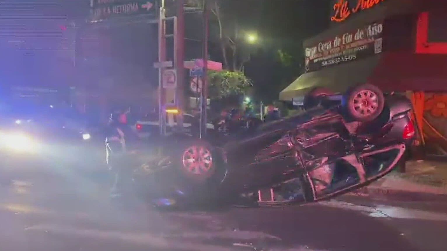 Vuelca Camioneta en Entrada de Café La Habana en Bucareli, CDMX