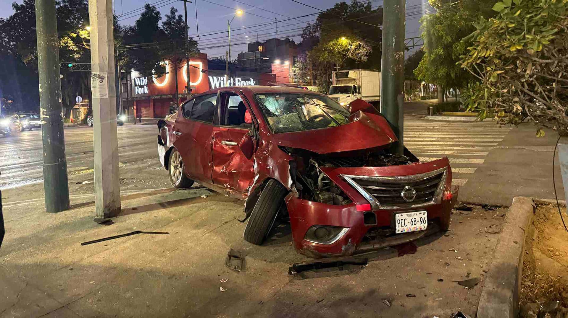 Choque en Eje Central Deja Auto Destrozado Hoy: Así Se Ve la Unidad