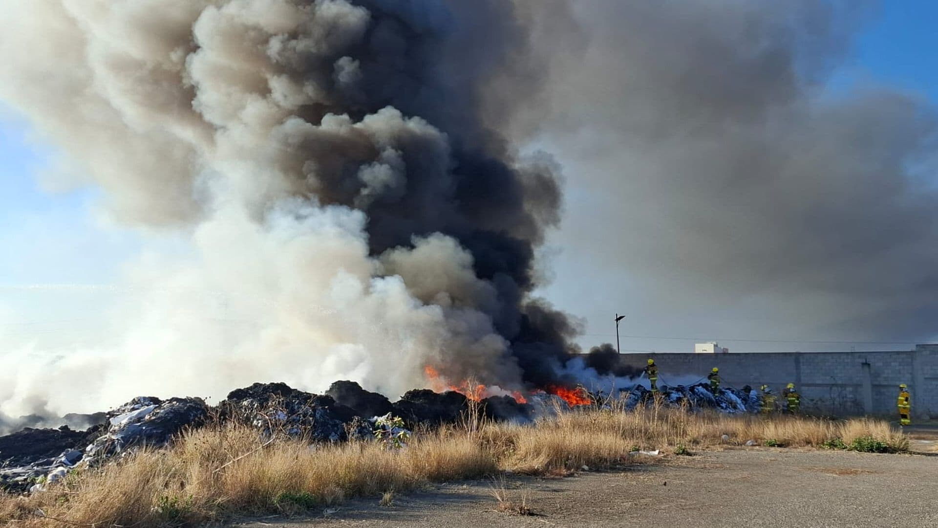 Combaten Fuerte Incendio de Desechos Industriales en Coronango, Puebla