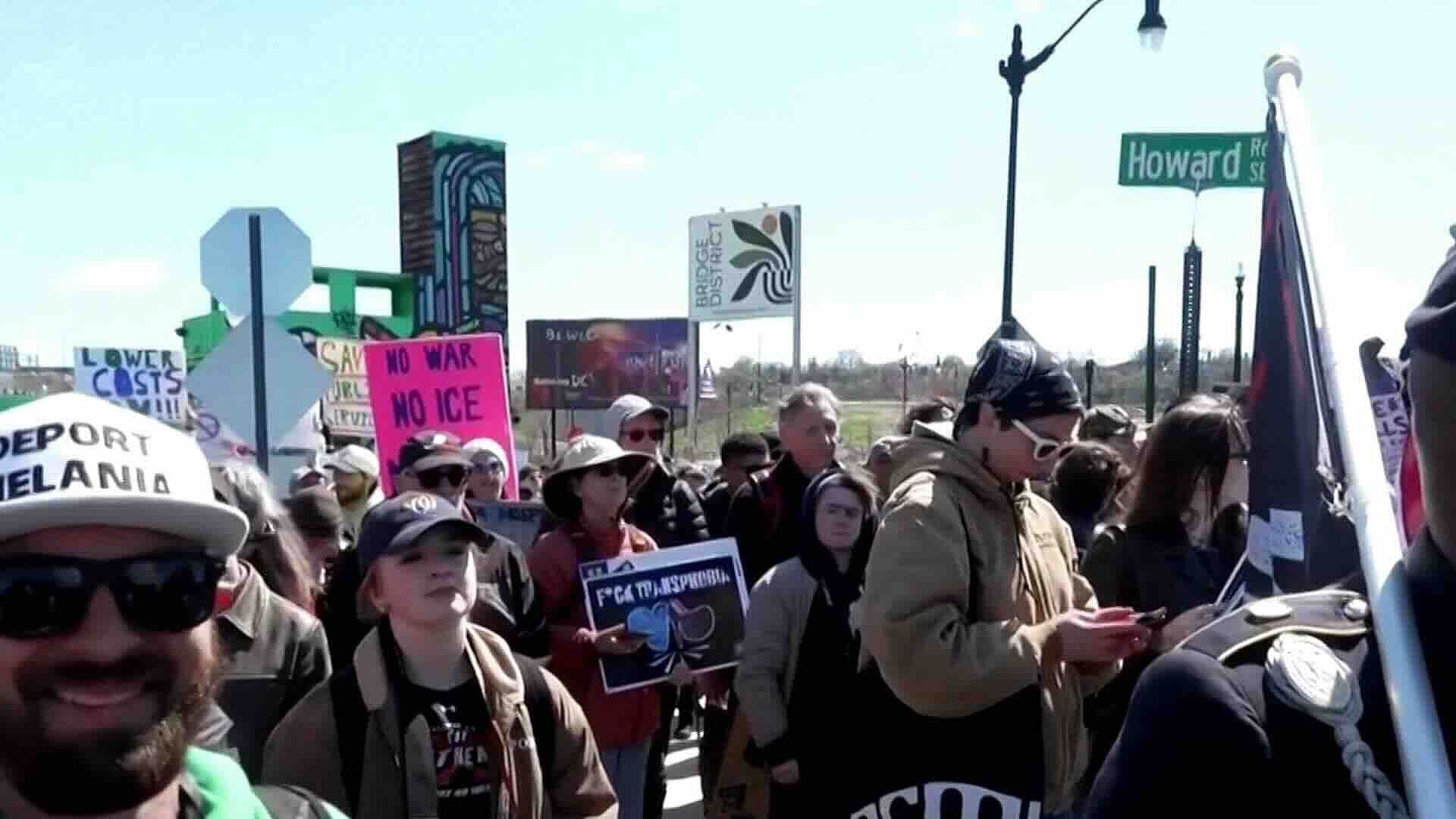 Protesta en Filadelfia Contra Donald Trump: "No a los Reyes" Reúne Cientos de Personas