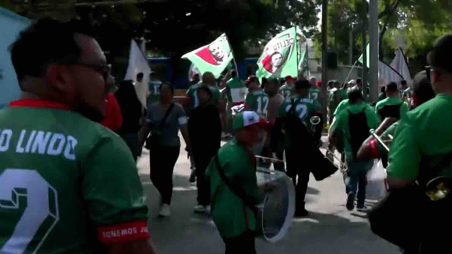 ¡Aficionados Marchan! Caminan hacia Estadio Banorte para Partido México vs Portugal