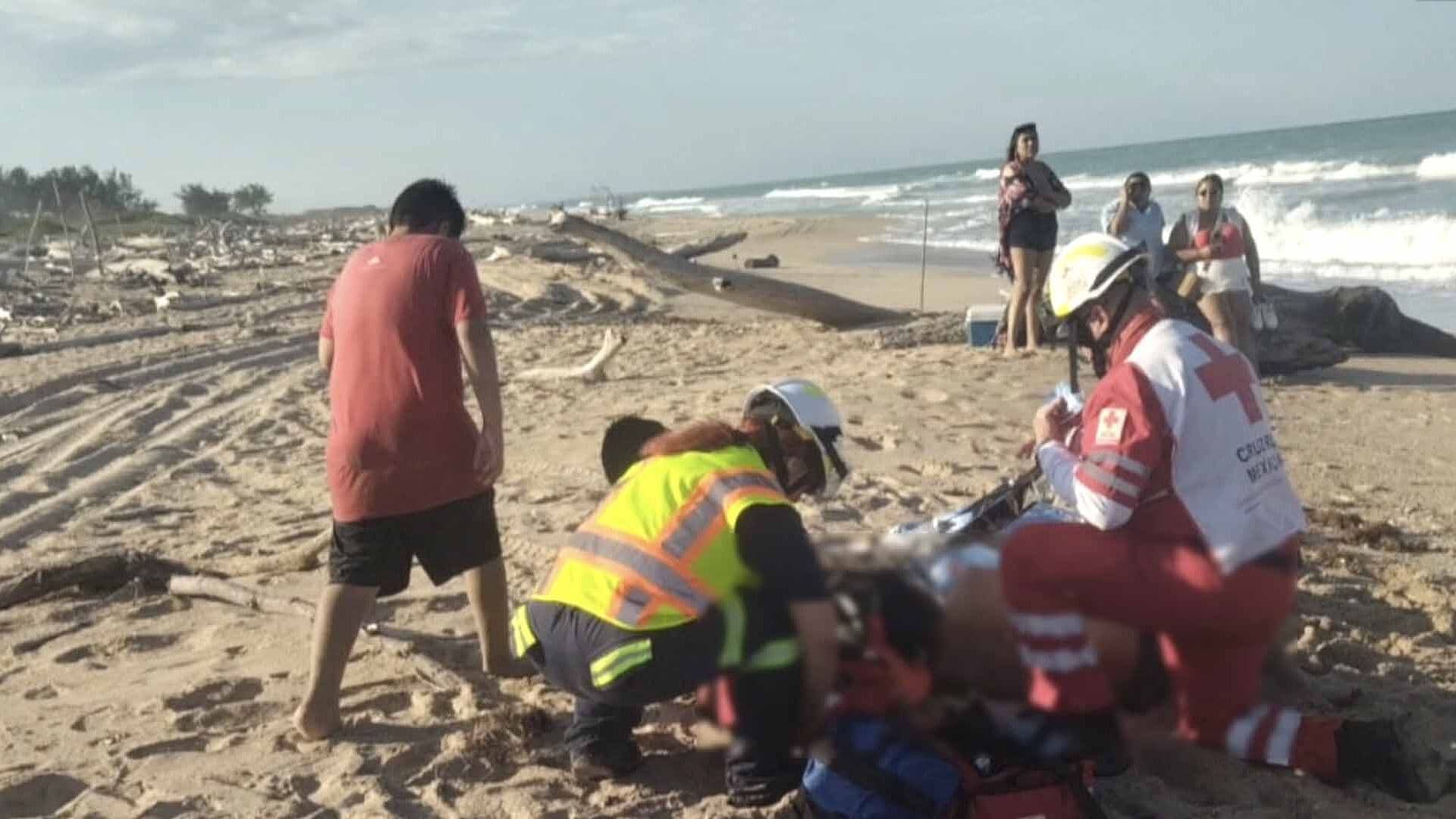 Rescatan a Tres Menores de Ahogarse en Playa Miramar de Ciudad Madero