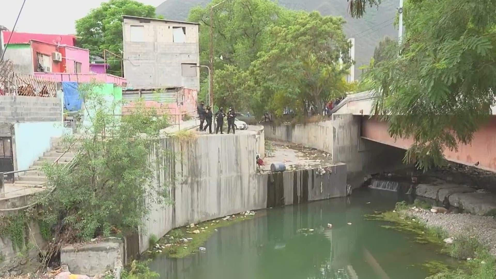 Investigan Cuerpo Flotando en Arroyo Seco en Monterrey