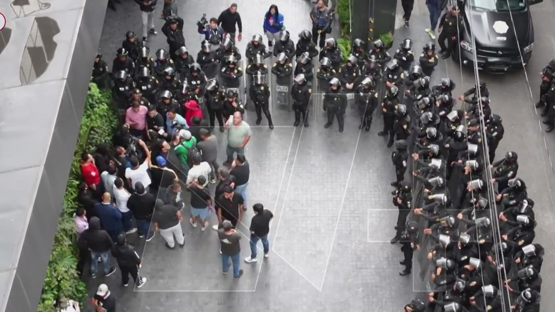 Policías de SSC CDMX Replegan a Manifestantes en Periférico y Reforma