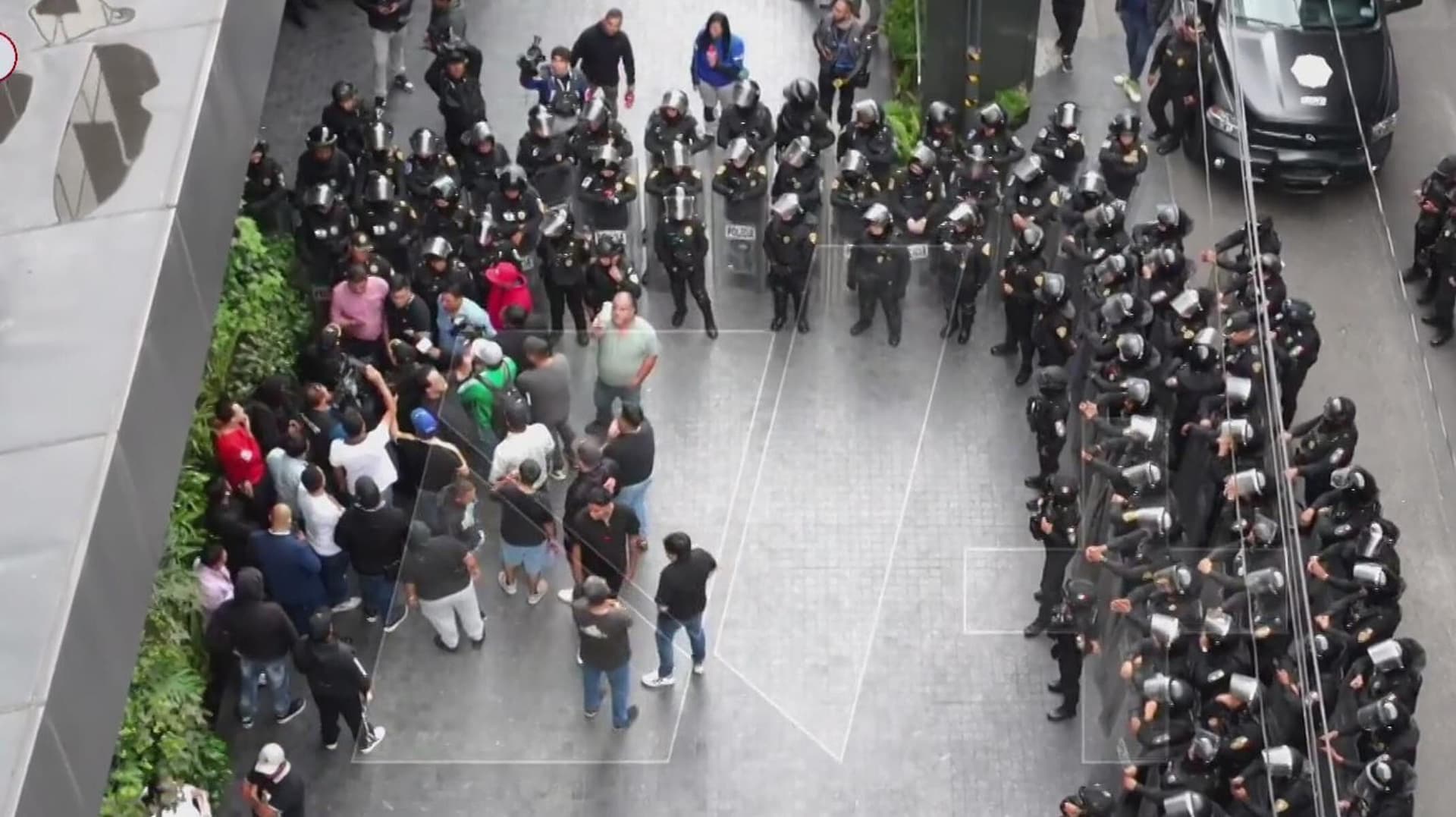 Policías de SSC CDMX Replegan a Manifestantes en Periférico y Reforma