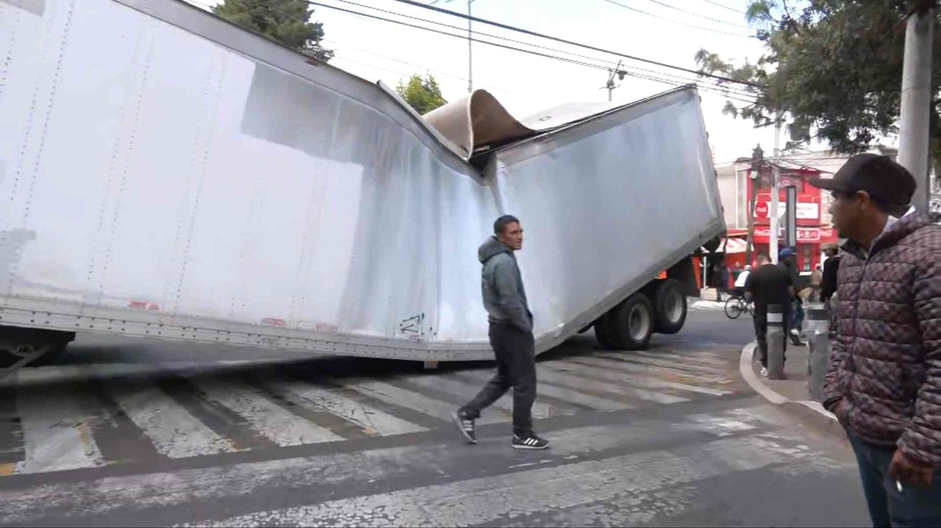 Caja de Tráiler se Parte en Cuajimalpa, CDMX; Carga Pesada Colapsó la Unidad