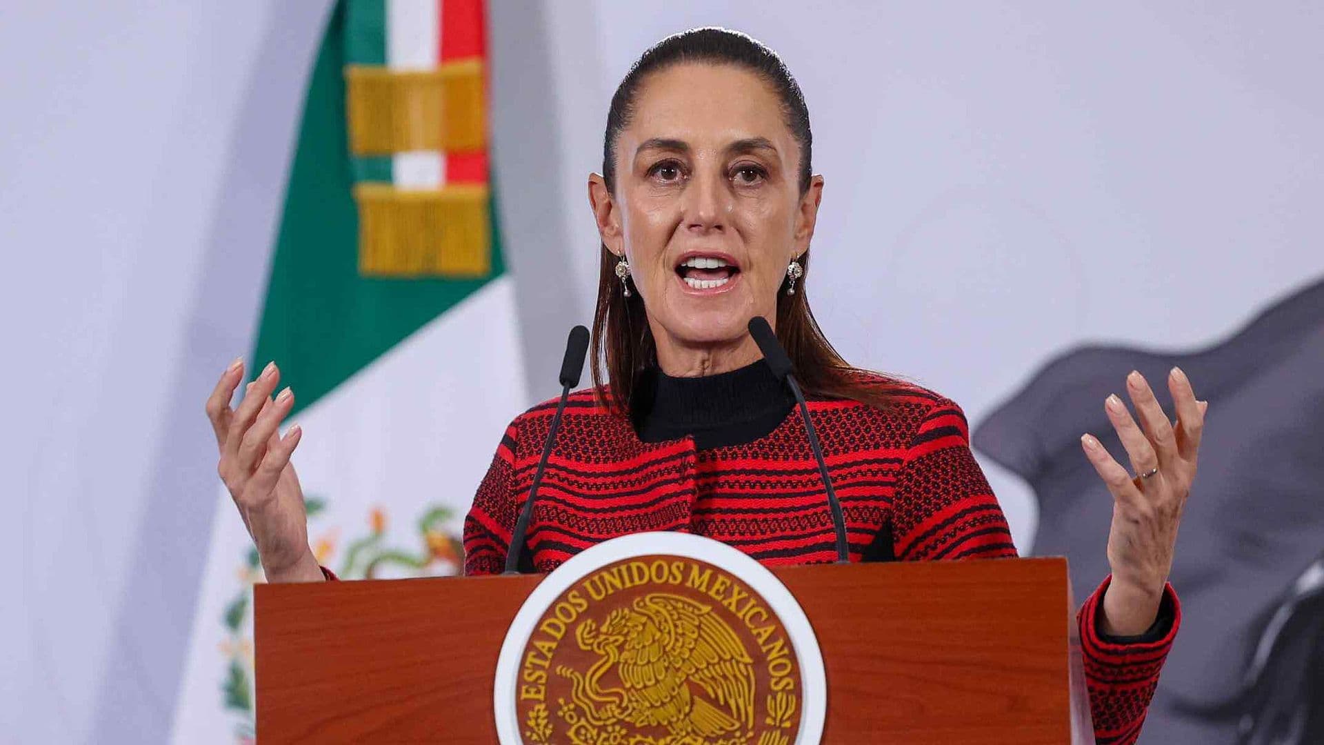 "Ya Fue Sancionada": Sheinbaum Habla de Mujer que Tomó el Sol en una Ventana de Palacio Nacional