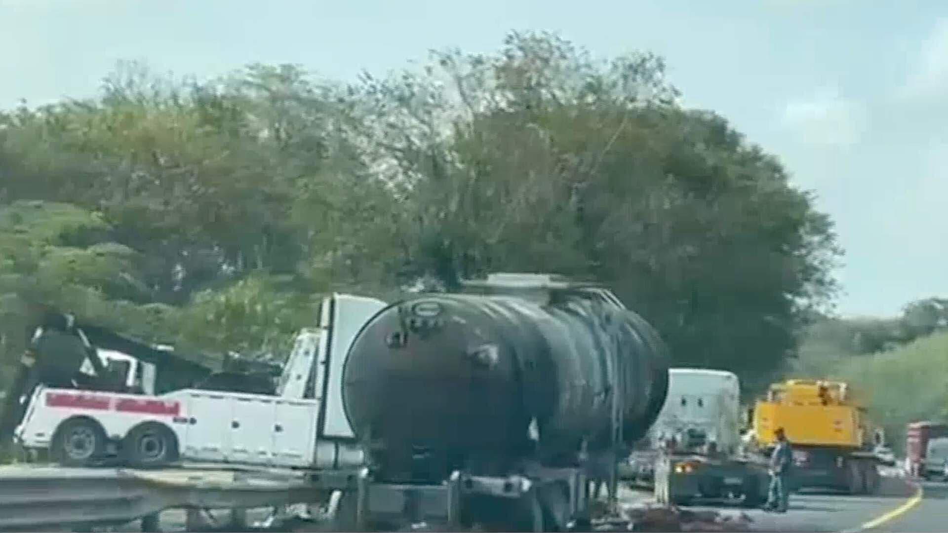 Se Incendia Pipa de Combustible Sobre Carretera México- Tuxpan