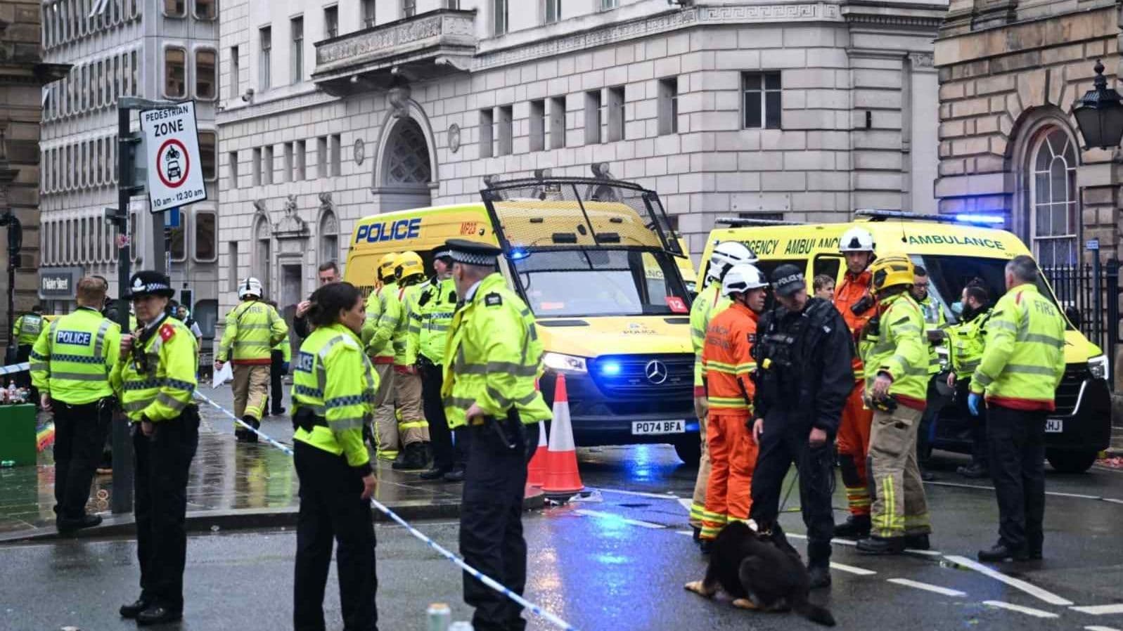 Auto Embiste a Varias Personas en el Centro de Derby en Inglaterra
