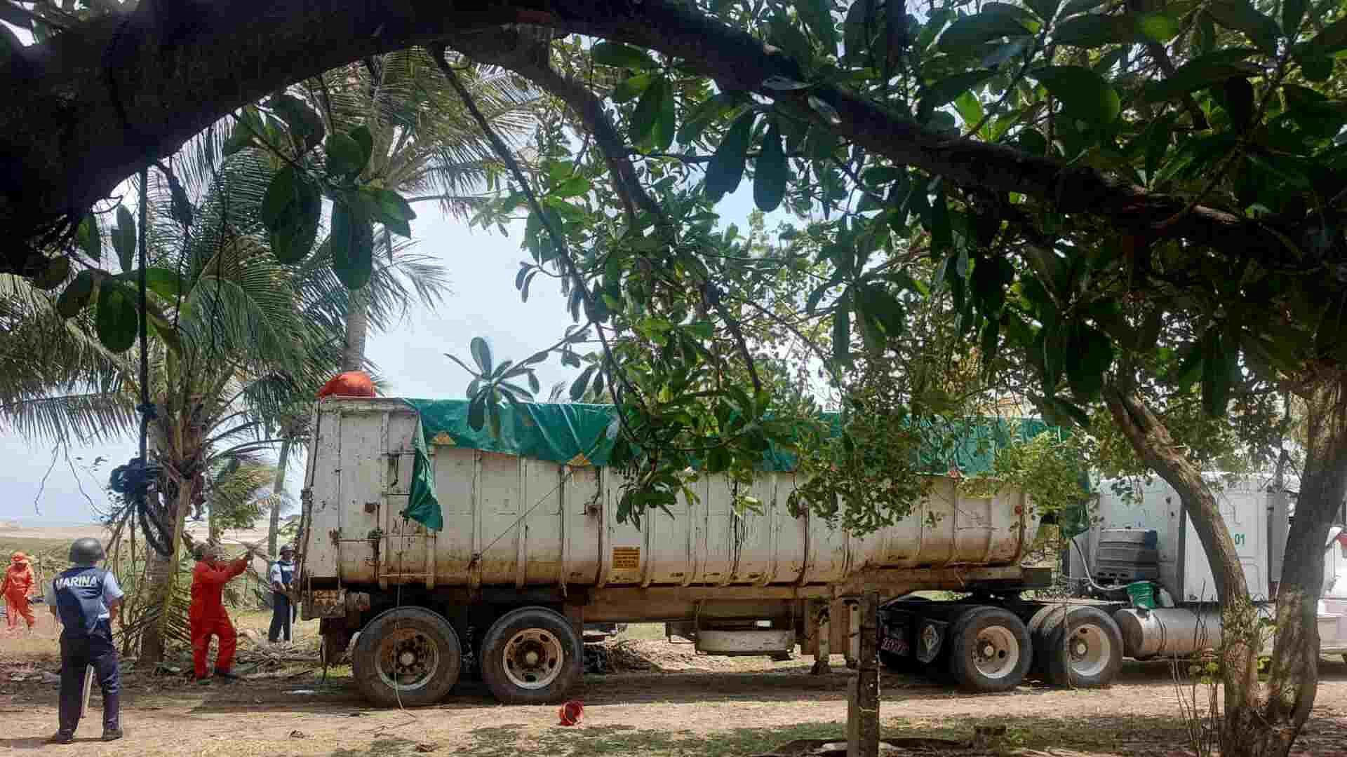 Retiran Bolsas de Hidrocarburo y Sargazo en Las Barrillas Coatzacoalcos Veracruz