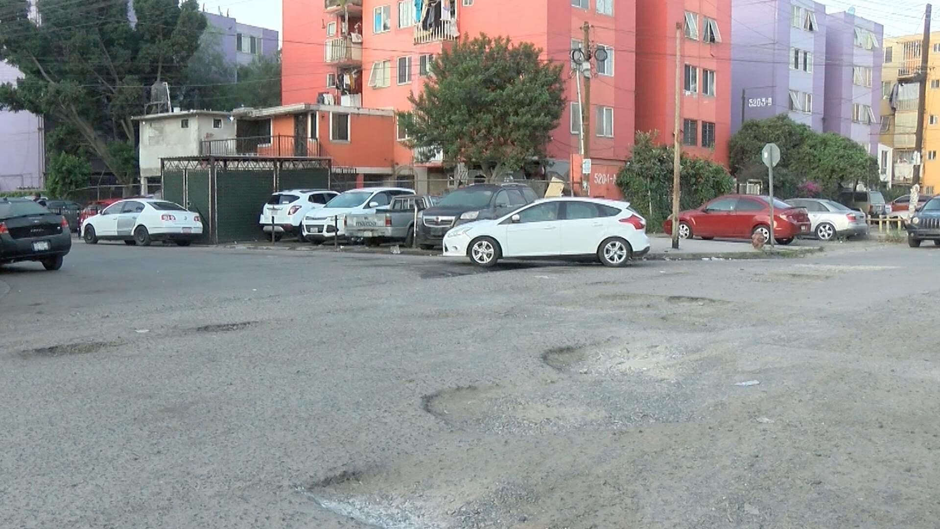 Vecinos Denuncian Baches y Falta de Pavimentación en Fraccionamiento El Lago en Tijuana