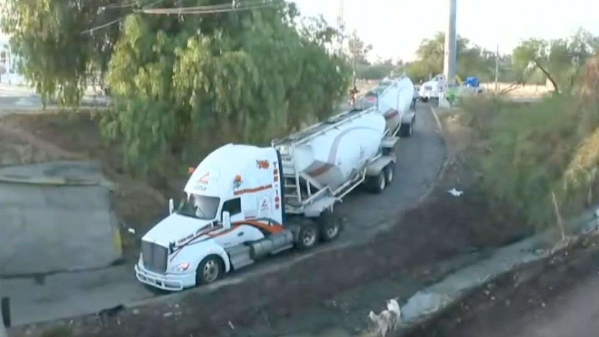 Tráiler se Queda Atorado Debajo del Puente del Tajo de Santa Ana en León, Guanajuato