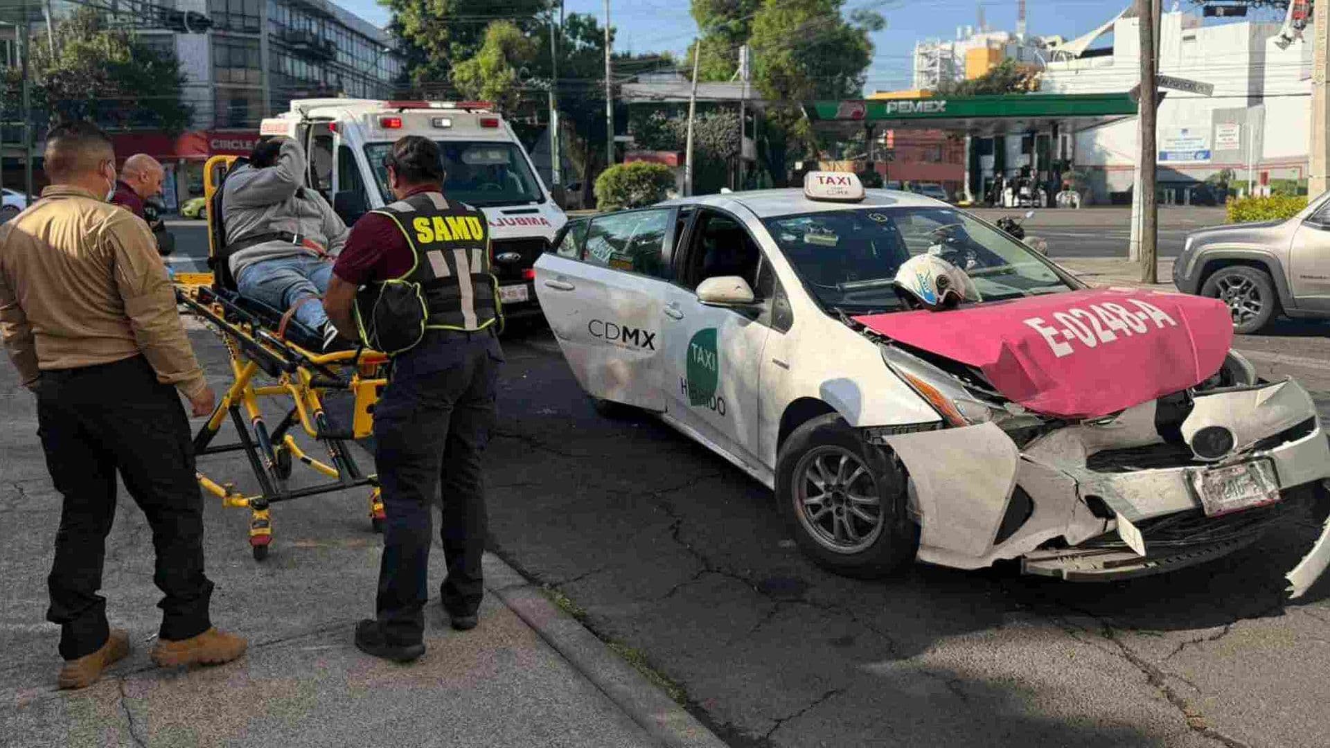 Patrulla y Taxi Protagozinan Fuerte Choque en la Benito Juárez, CDMX