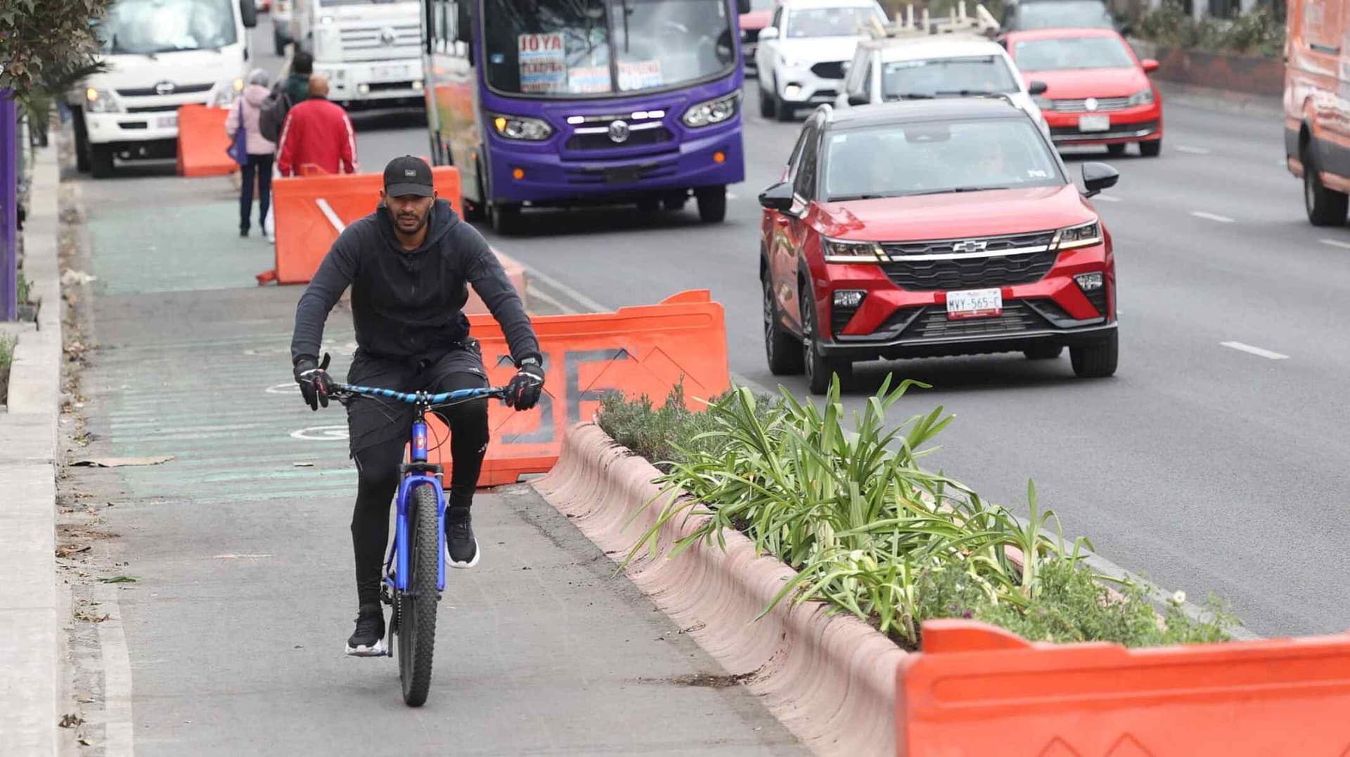 ¿Es Peligrosa? Ciclistas Denuncian Riesgos en la Nueva Ciclovía de Calzada de Tlalpan