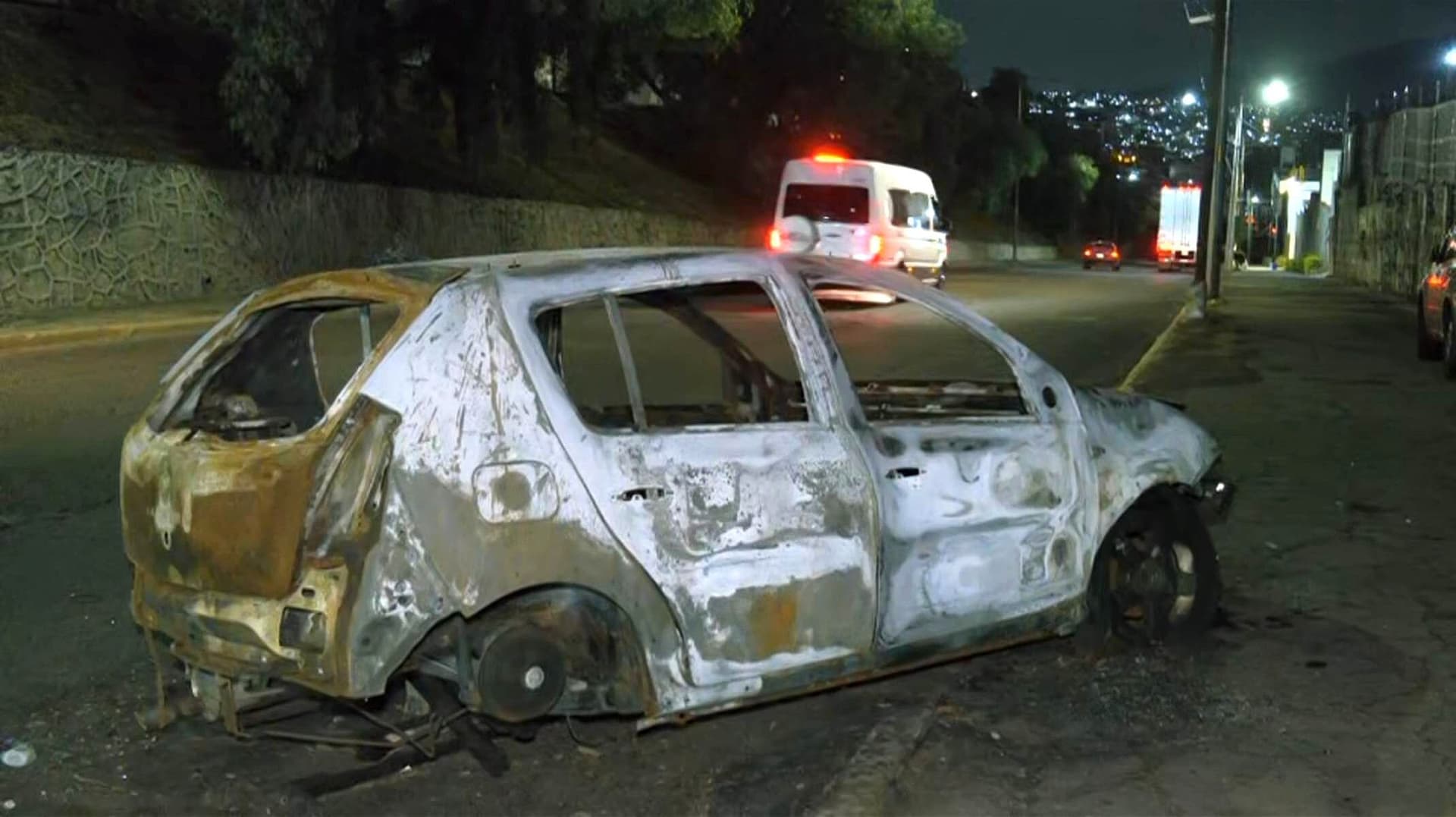 Se Incendia Auto y lo Abandonan en la Vía Gustavo Baz de Tlalnepantla, en Edomex