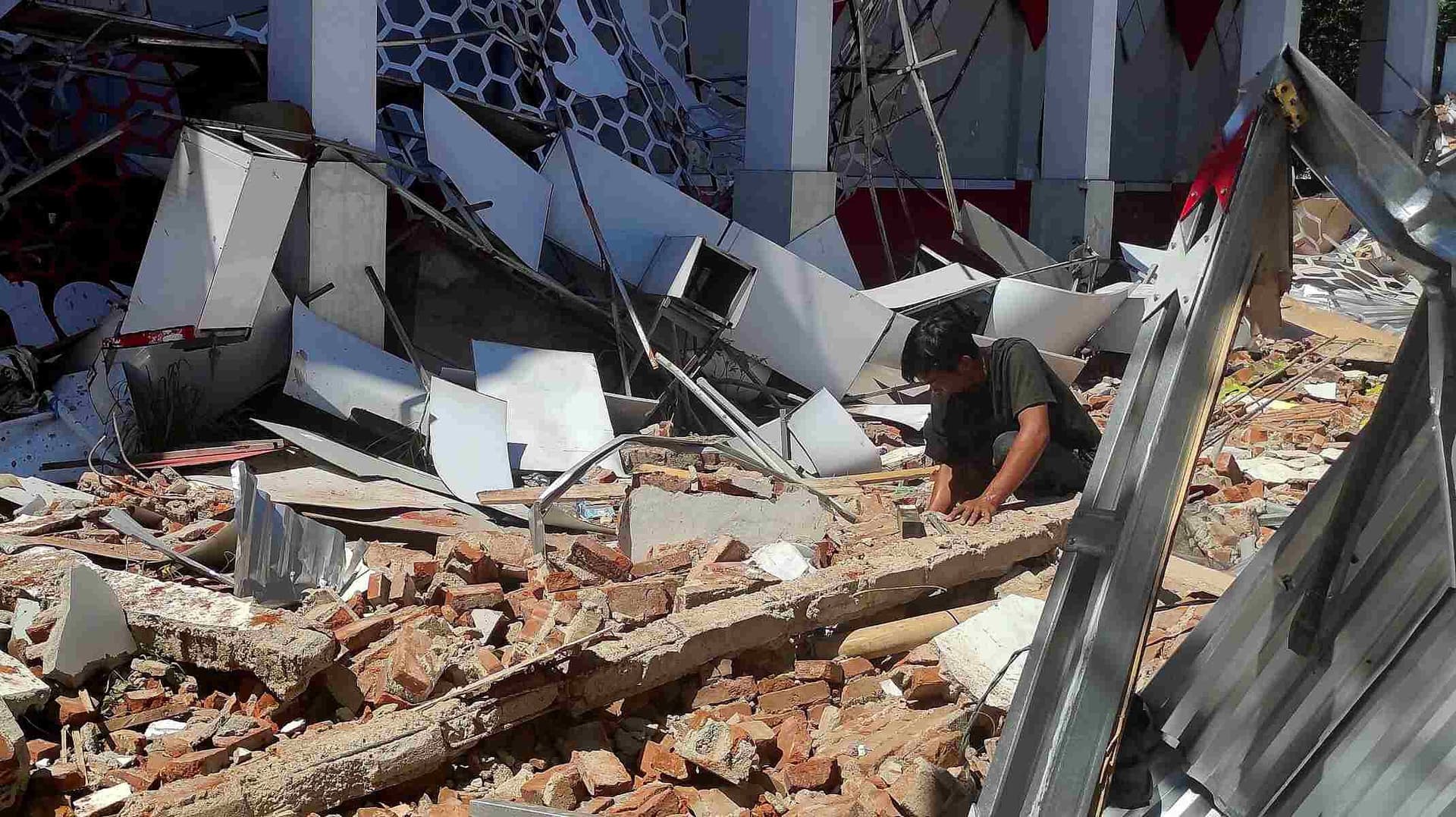 Terremoto Hoy de Magnitud 7.4 en Indonesia Deja un Muerto y Alerta de Tsunami