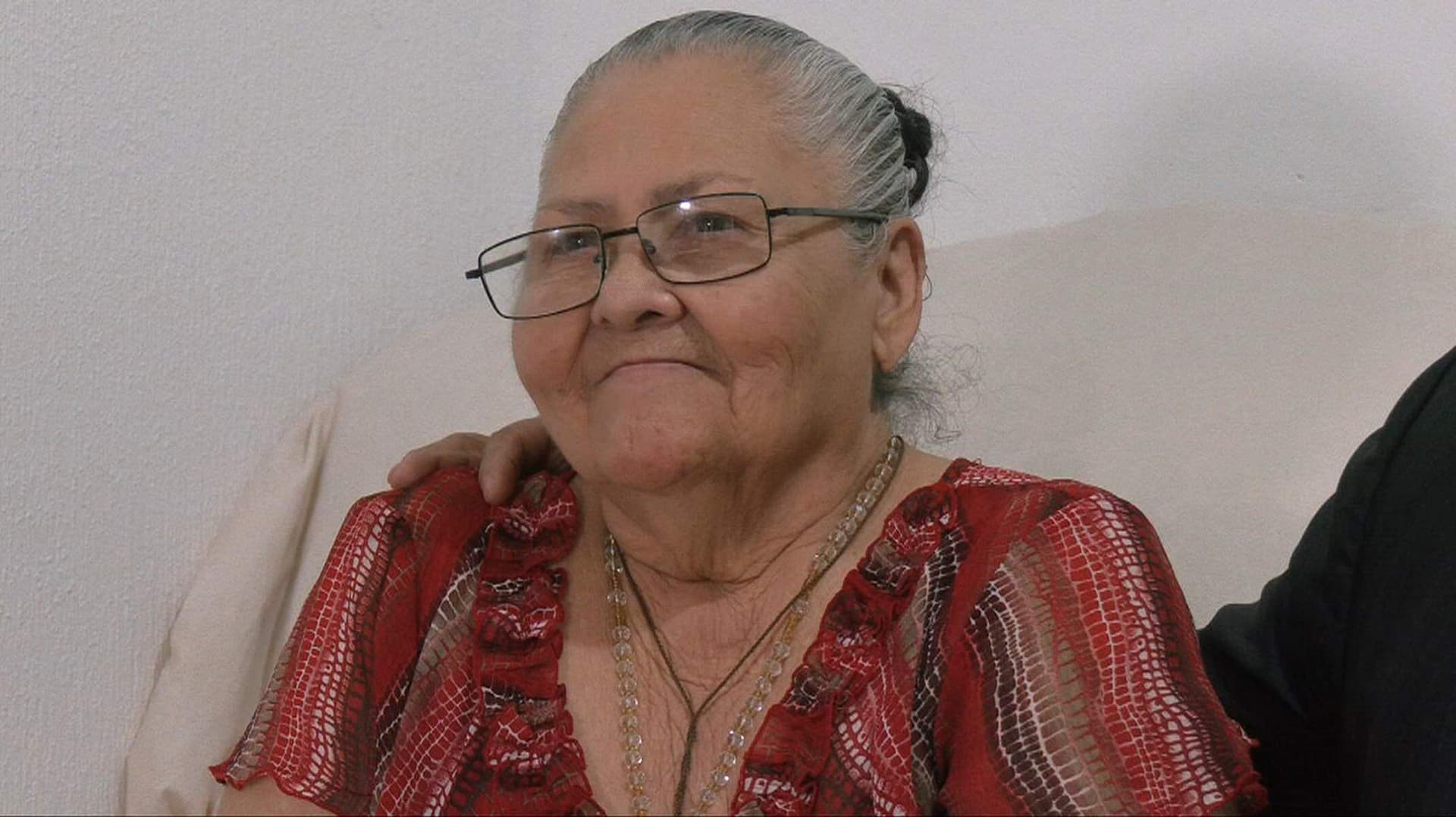 Doña Carlota, Acusada de Homicidio contra Presuntos Invasores, Llega a Su Casa para Cumplir Prisión Domiciliaria