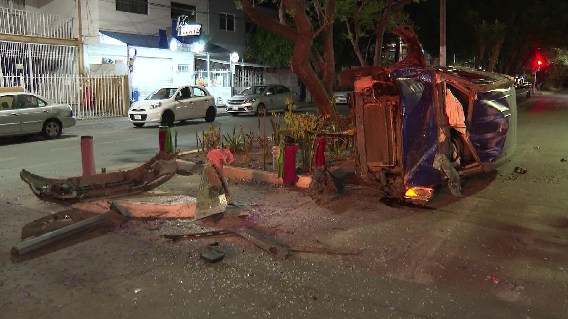 Conductor Pierde el Control y su Camioneta Termina Volcada en Zapopan