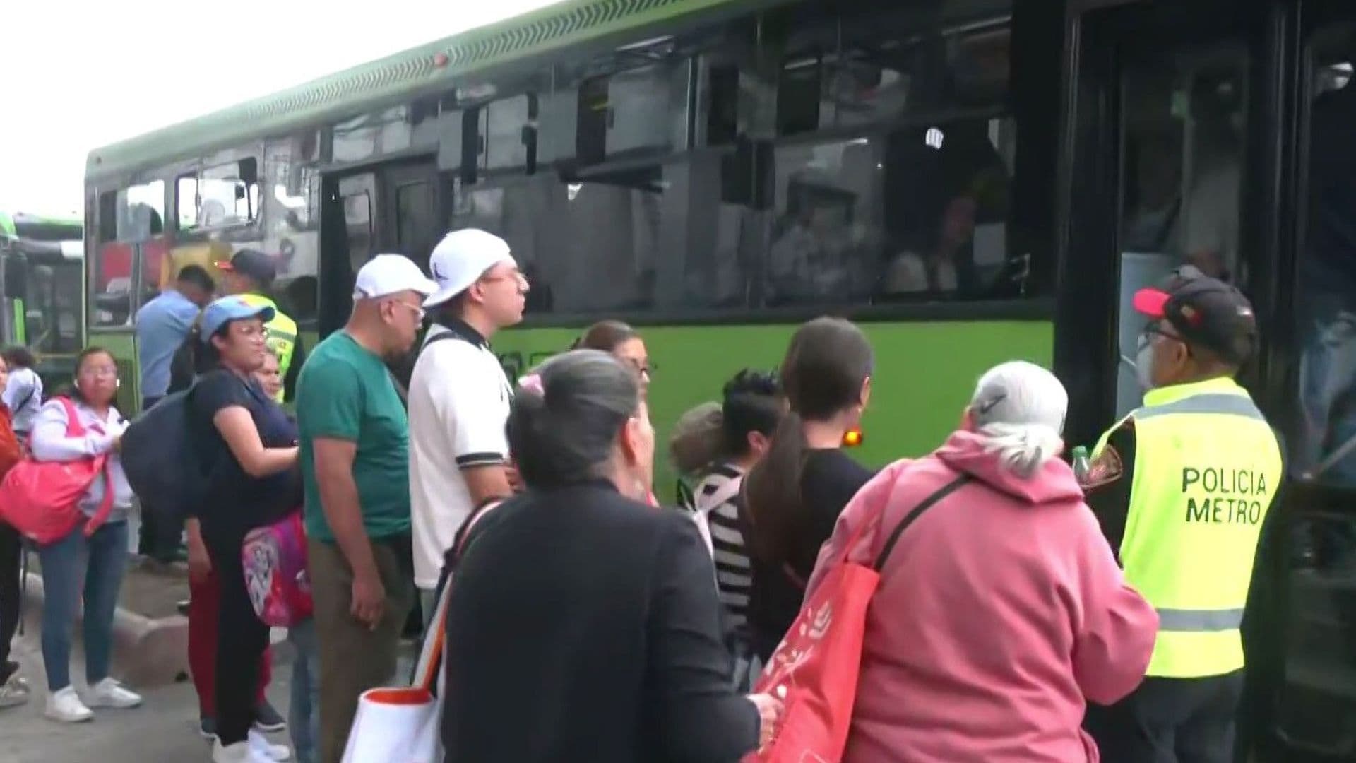 Caos en la Línea 2 del Metro por Cierre de 3 Estaciones: Viaducto, Chabacano y San Antonio Abad