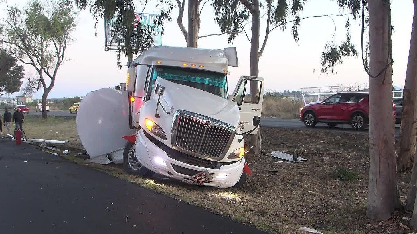 Pipa con 20 Mil Litros de Diésel Termina Volcada en Carretera a Nogales; Conductor Escapa