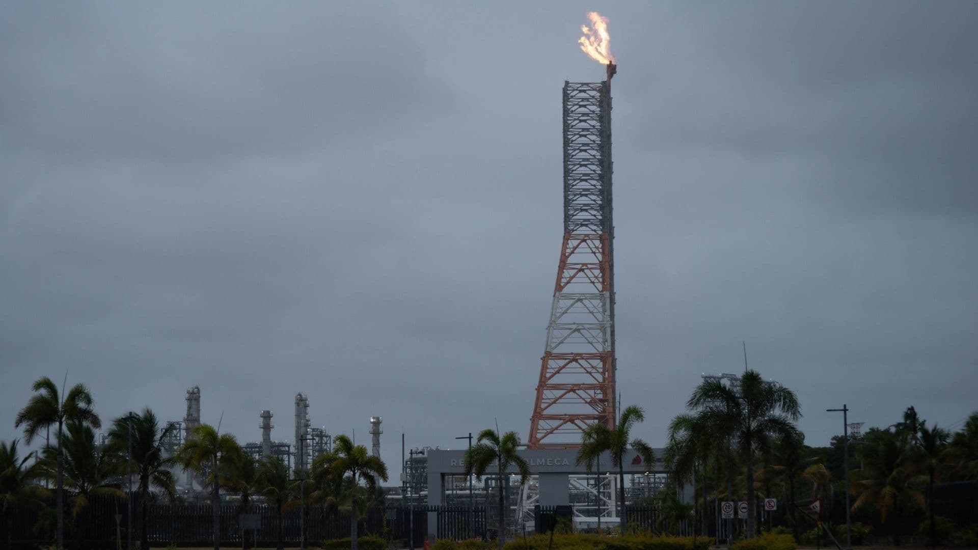 Sheinbaum Pide a Pemex Reubicar Escuela Cercana a Refinería Dos Bocas
