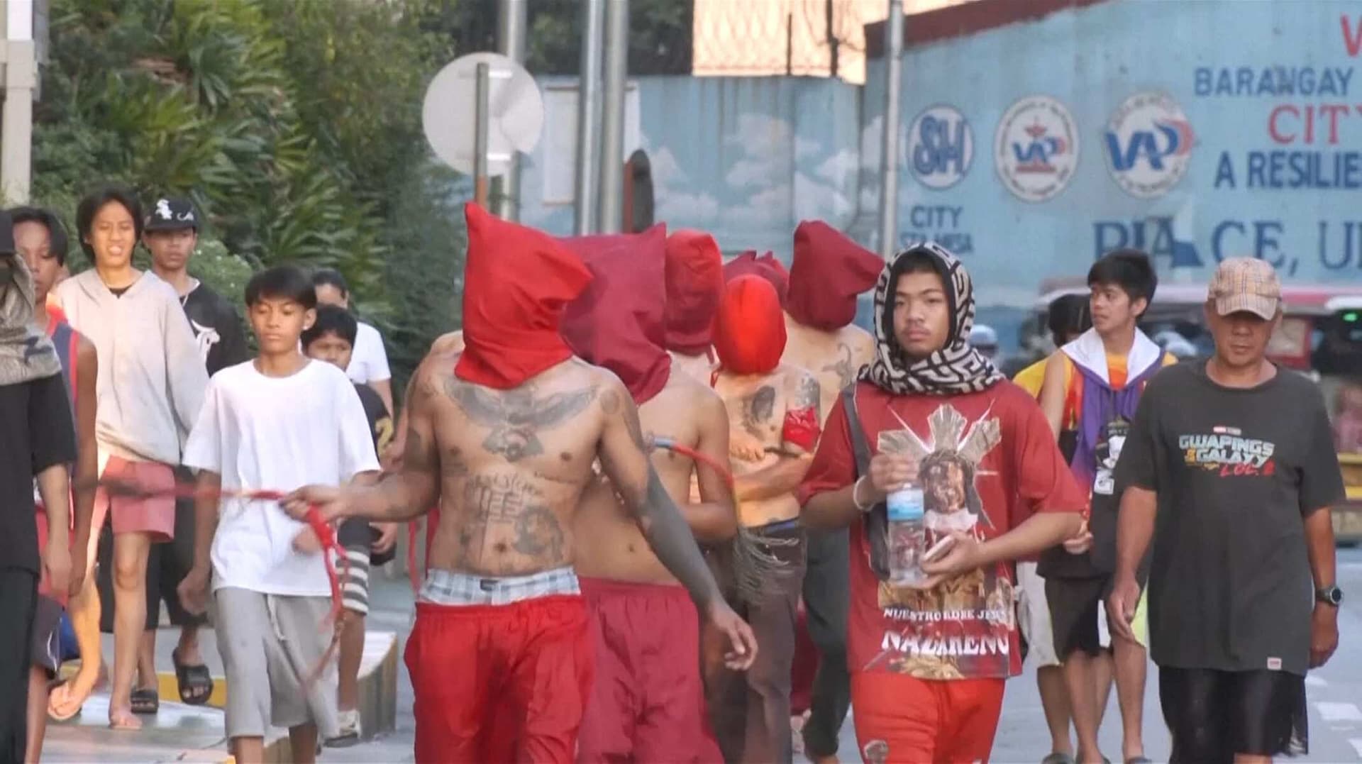 Devotos en Filipinas se Flagelan y Caminan Descalzos por Tradición de Jueves Santo