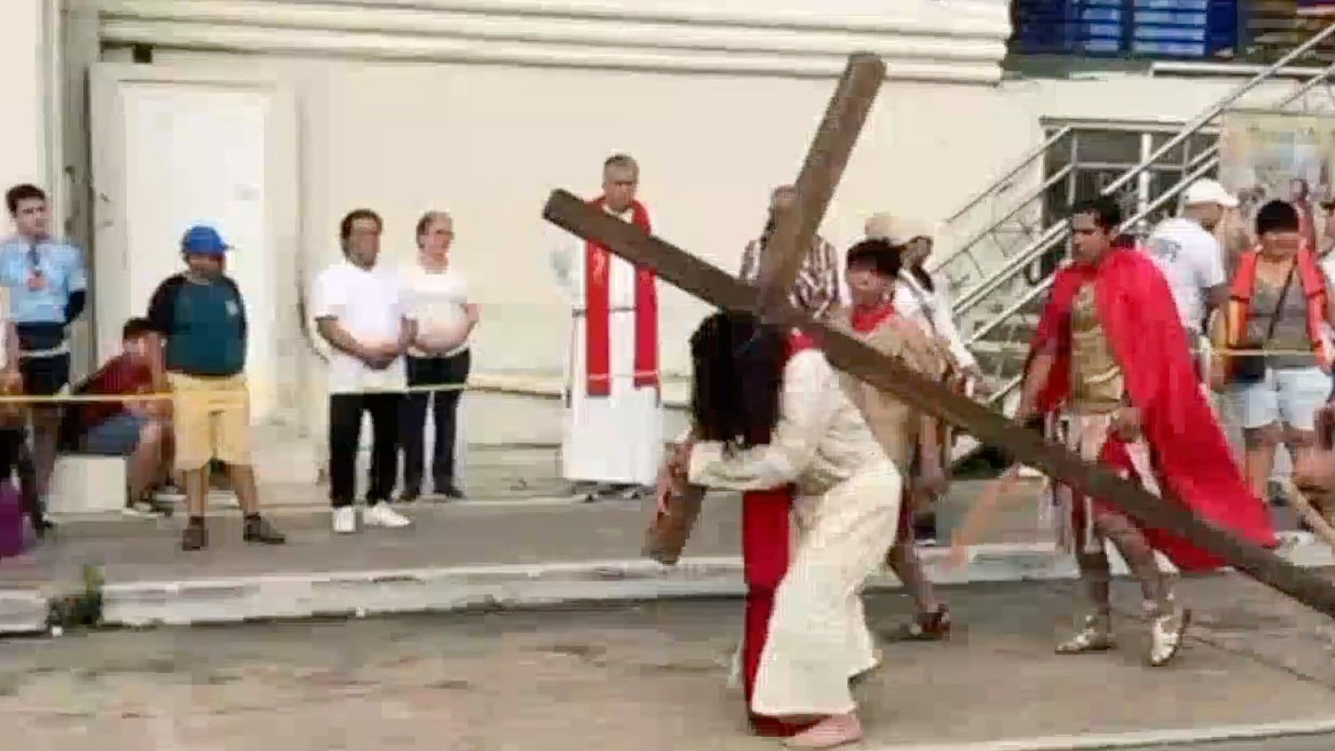 Realizan Viacrucis Viviente en la Catedral de San José en Coatzacoalcos
