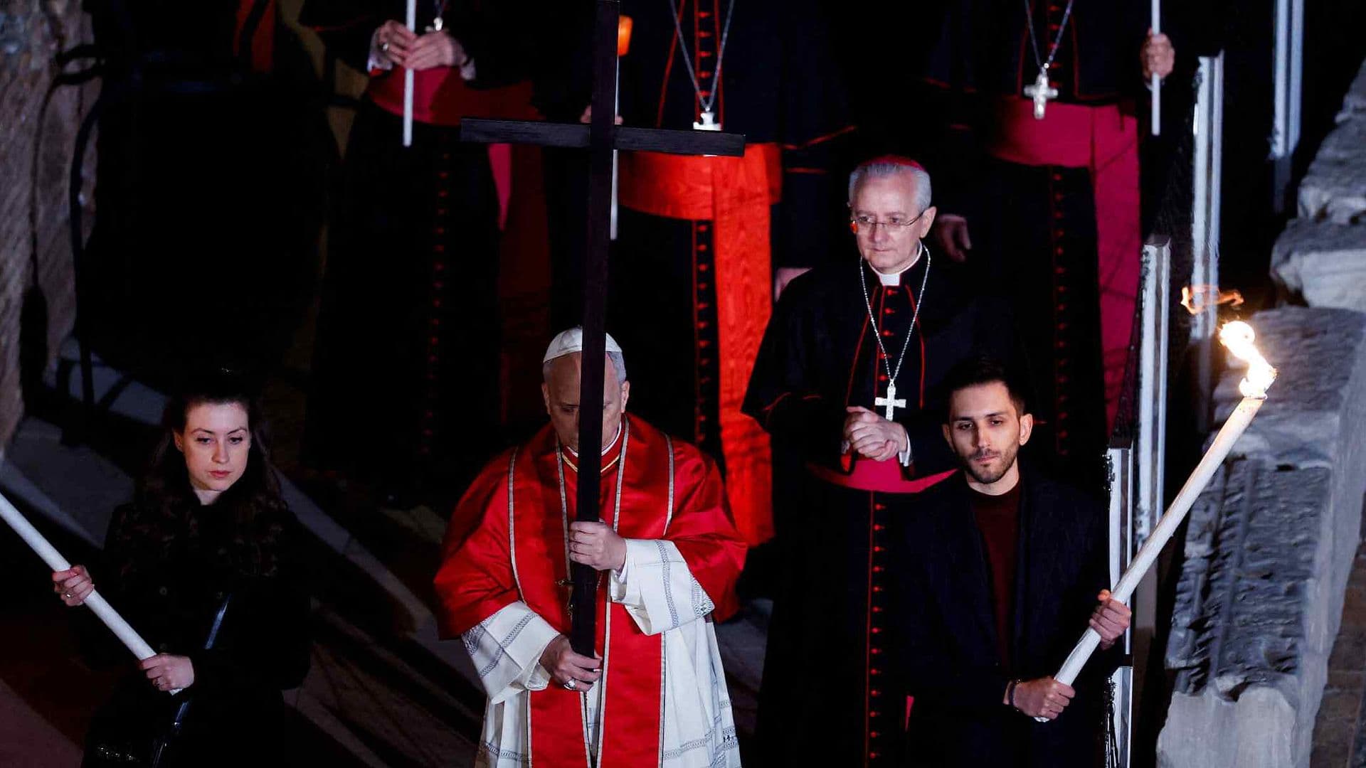 El Papa León XIV Carga Cruz Durante Meditaciones del Viacrucis en el Coliseo