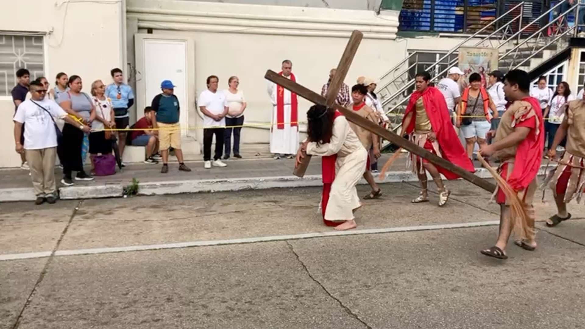 Realizan Viacrucis Viviente en Coatzacoalcos; Así se Vivió
