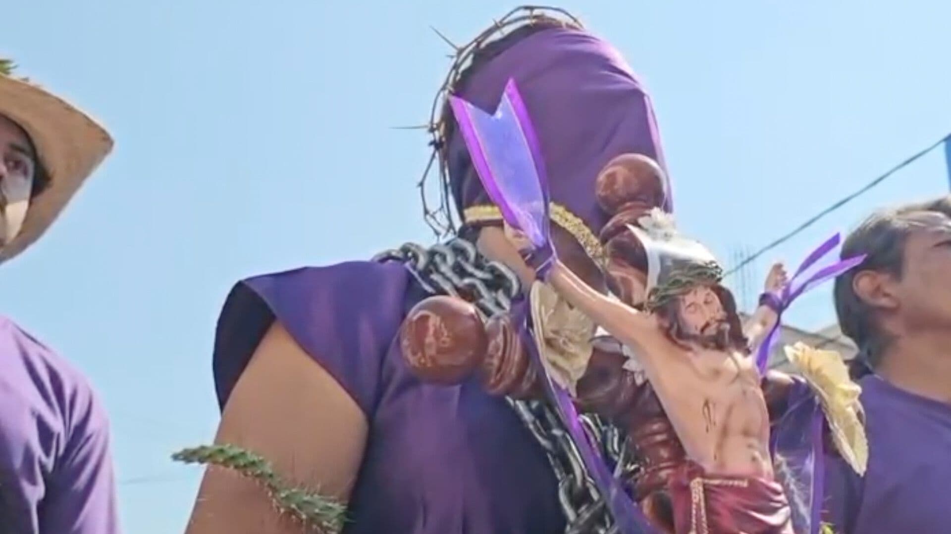 Participan Más de 20 Mujeres "Engrilladas" durante Procesión de Viernes Santo en Atlixco, Puebla