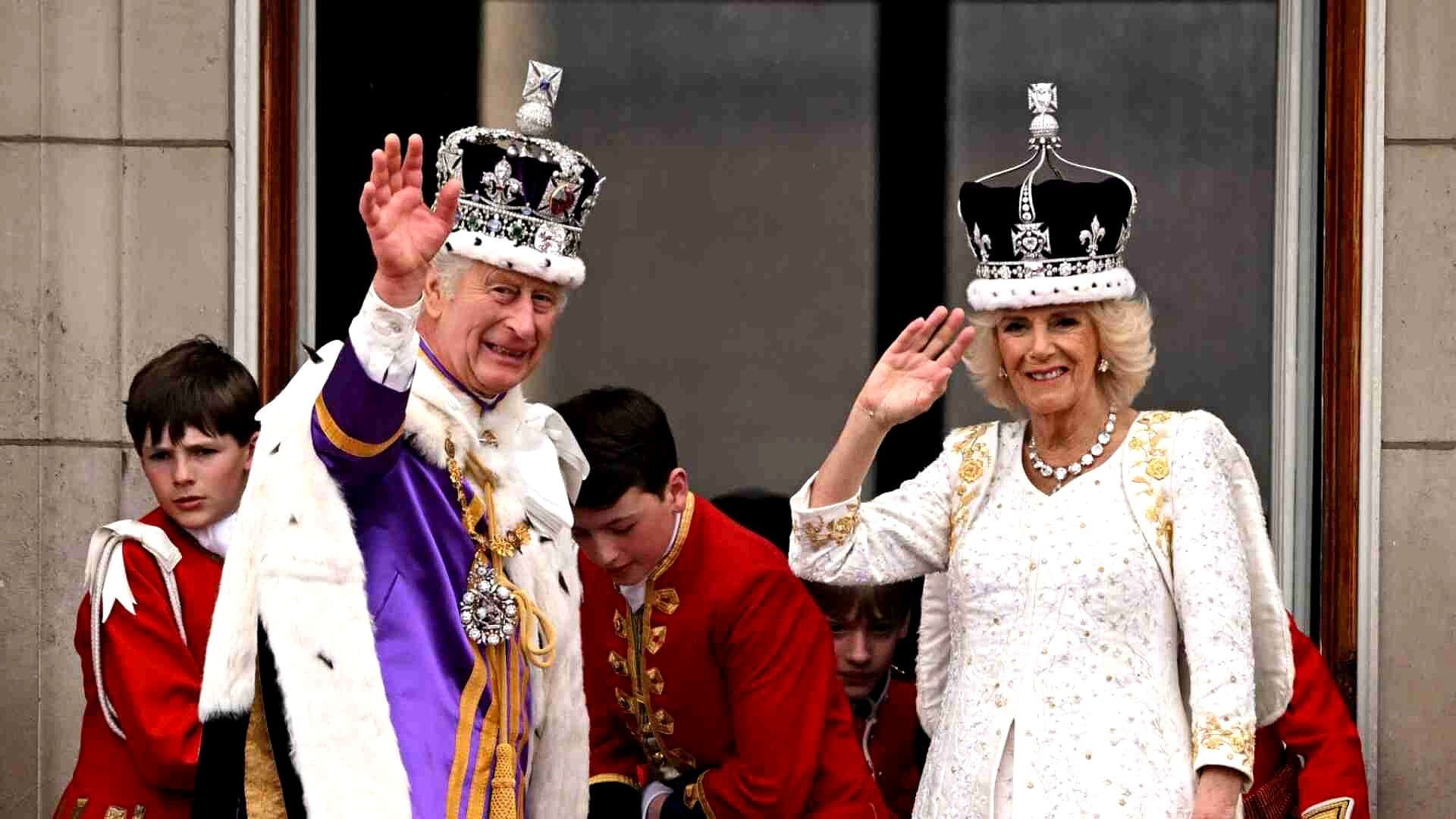 Rey Carlos III y la Reina Camila Regresan al Palacio de Buckingham