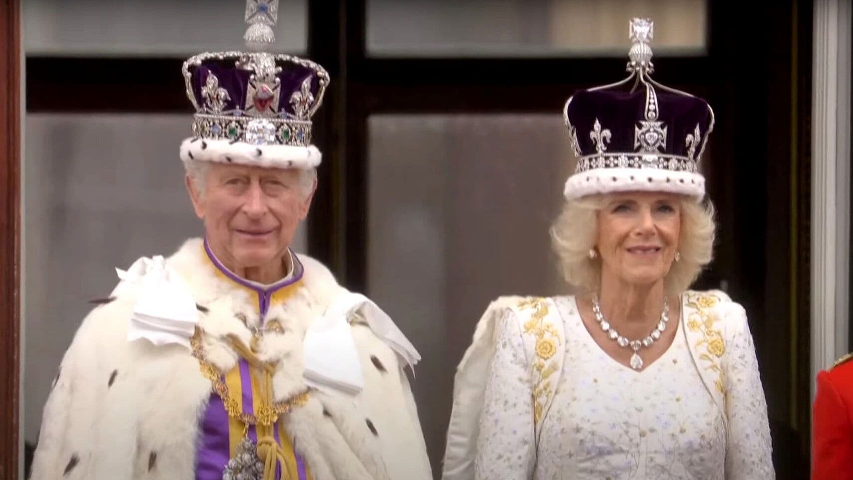 Familia Real Saluda al Pueblo Británico Desde Balcón de Buckingham