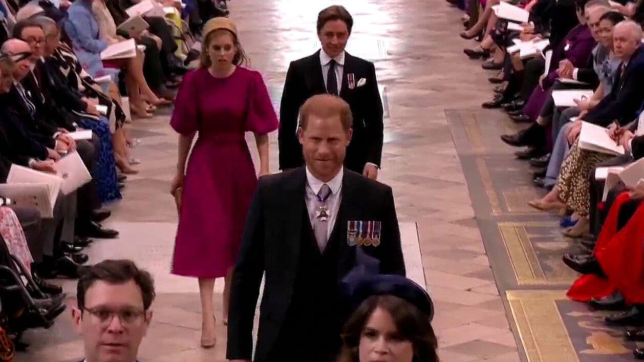 Llega Príncipe Harry a Abadía de Westminster