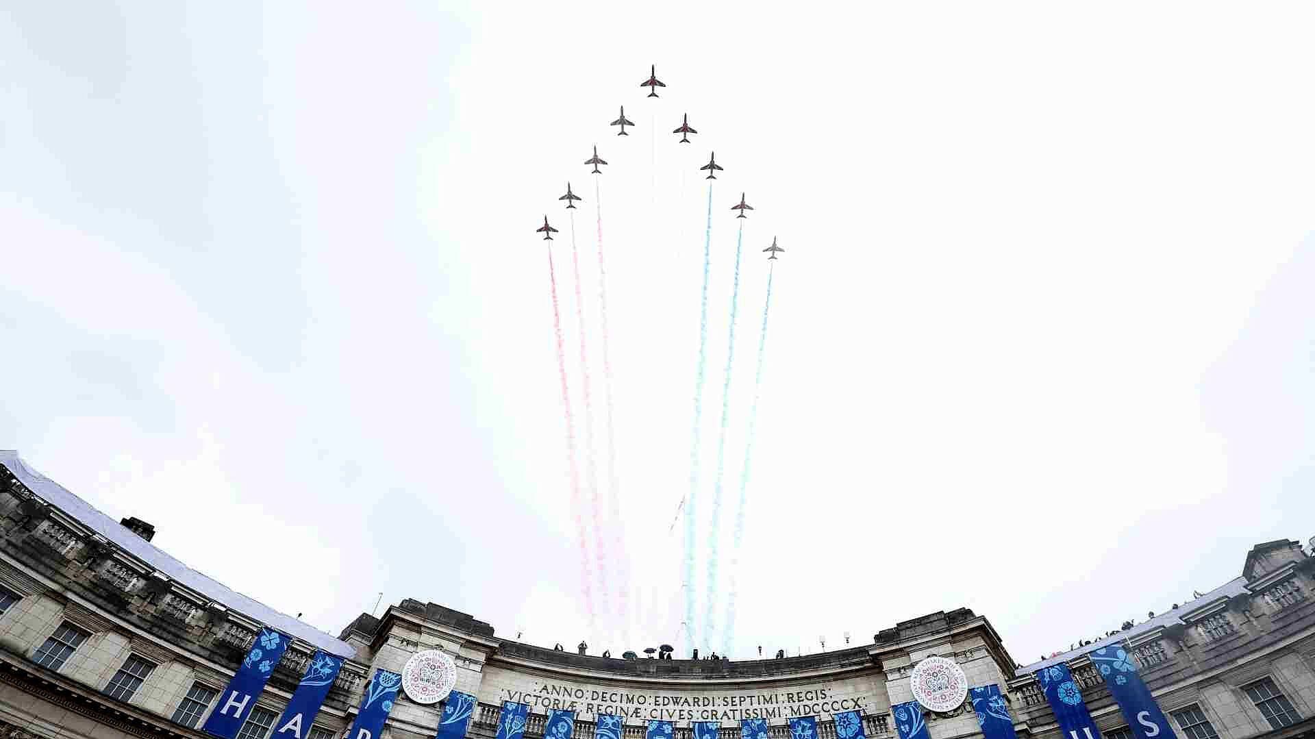 Rey Carlos III: Helicópteros Rinden Honores en Palacio de Buckingham