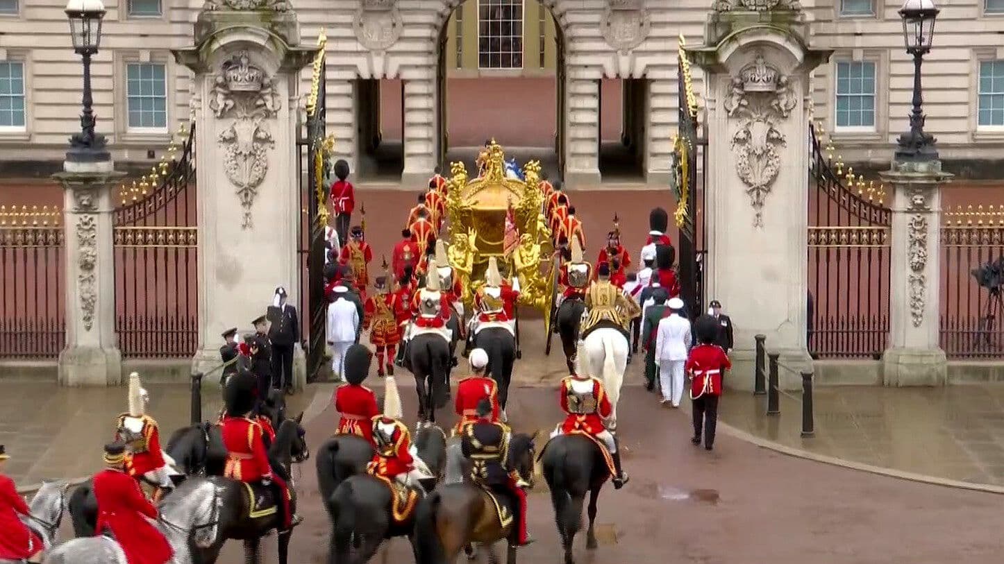 Rey Carlos III Llega a Buckingham en Carruaje Gold State