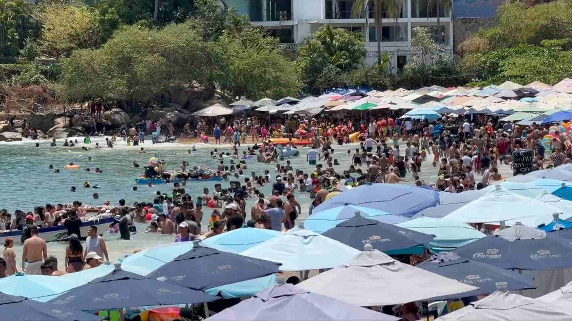 Acapulco Abarrotado: Miles de Turistas Llenan las Playas de Guerrero en este Fin de Semana Santo