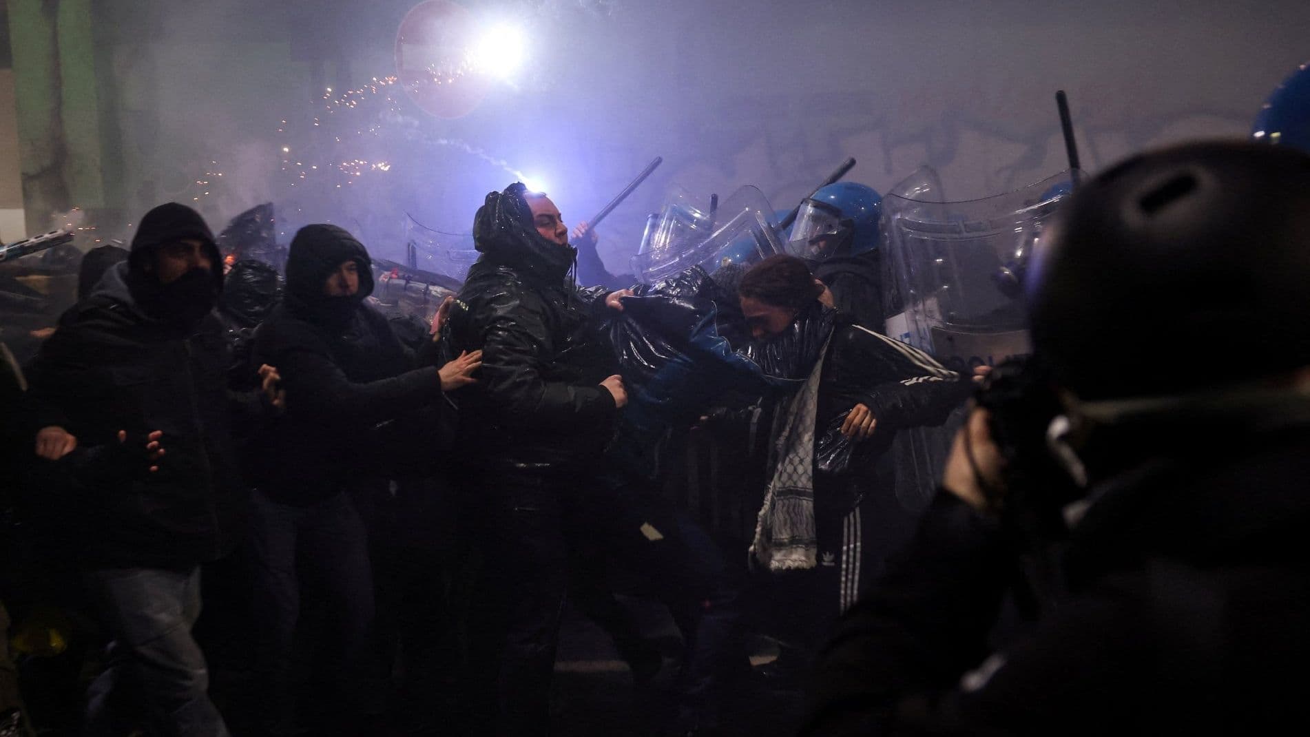 Policía y Manifestantes Chocan en Protesta Contra Juegos Olímpicos de Invierno y ICE en Milán