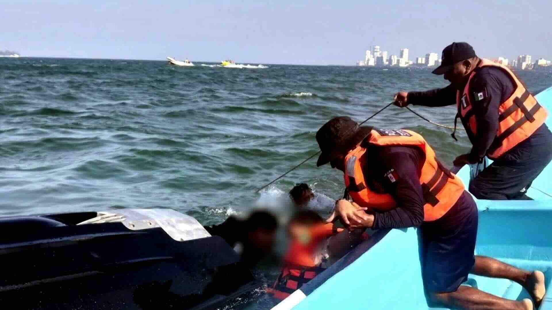 Rescatan a 2 Tras Volcadura de Moto Acuática en Playa Villa del Mar, Veracruz