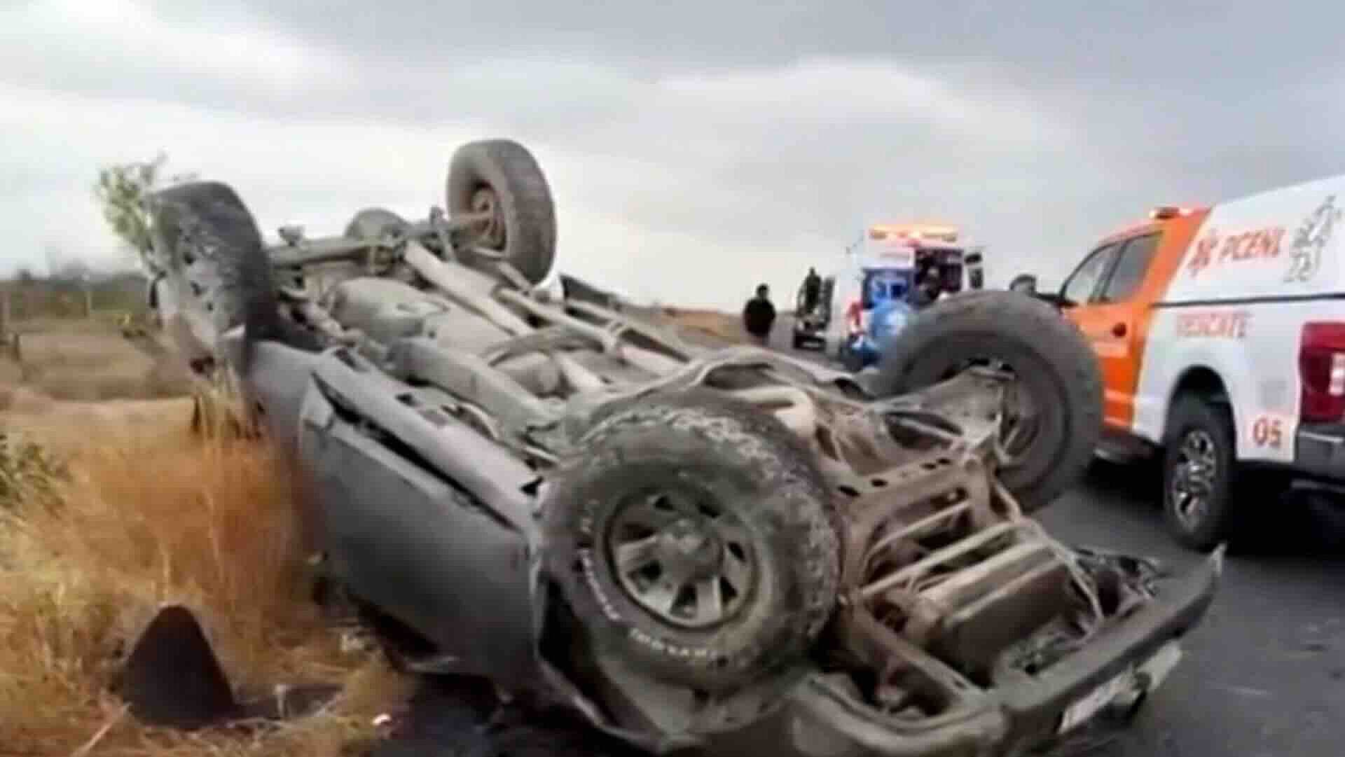 Volcadura de Camioneta Deja 2 Muertos sobre Carretera a Colombia en Bustamante, NL