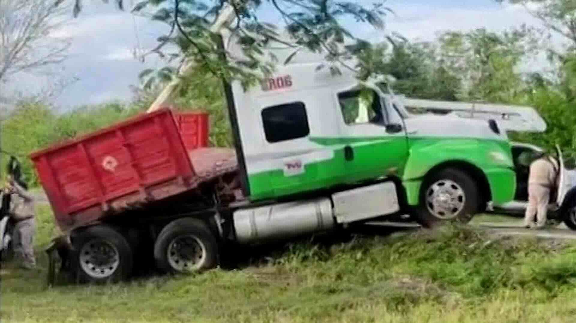 Tráiler Derrapa y Choca Contra Poste de Alta Tensión en Periférico Sur de Mérida, Yucatán