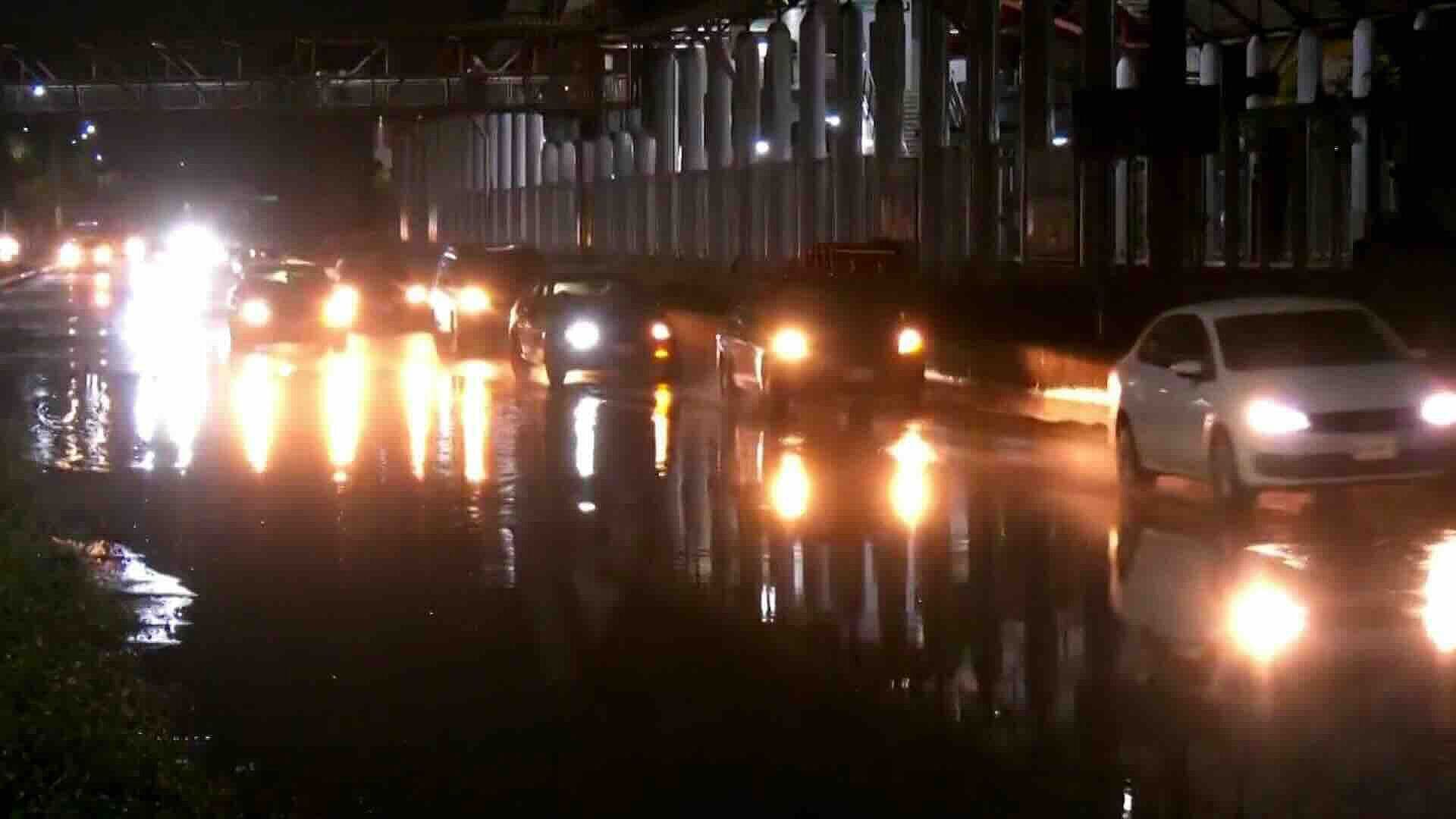 Lluvias Dejan Encharcamientos en Avenida Central de Ecatepec, Estado de México