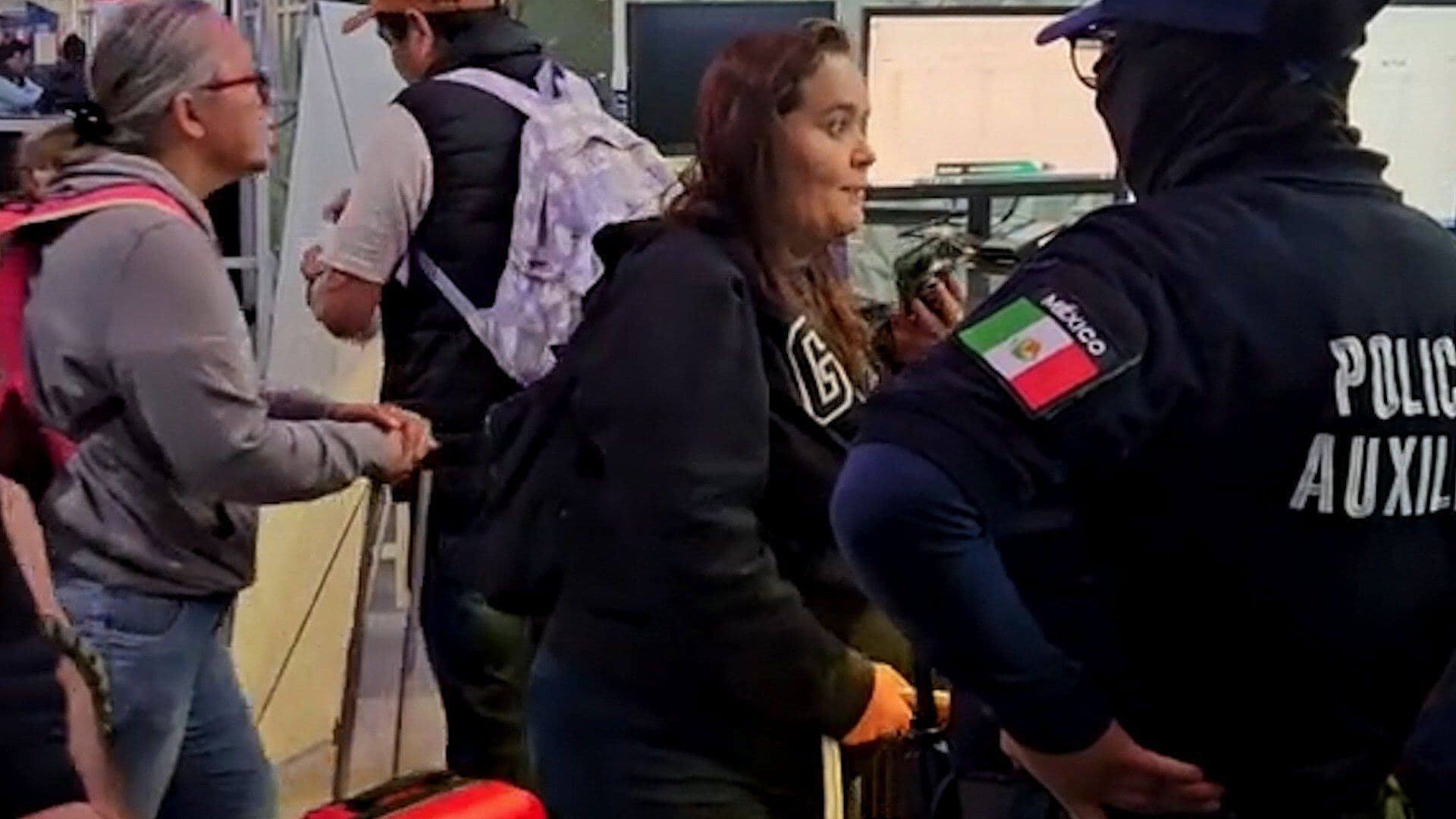 #LadyCancélamelo: Mujer Agrede a Cajera en Central de Autobuses, Policía 'Solo' Observó