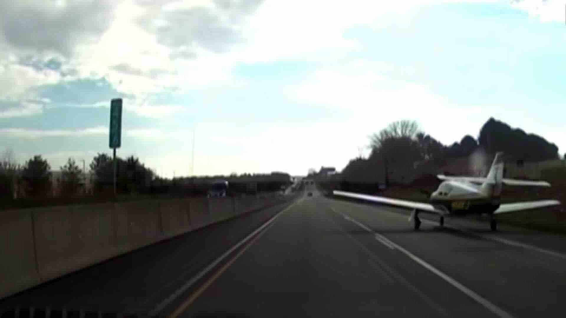 Avioneta Realiza Aterrizaje de Emergencia en Autopista de Pensilvania sin Heridos