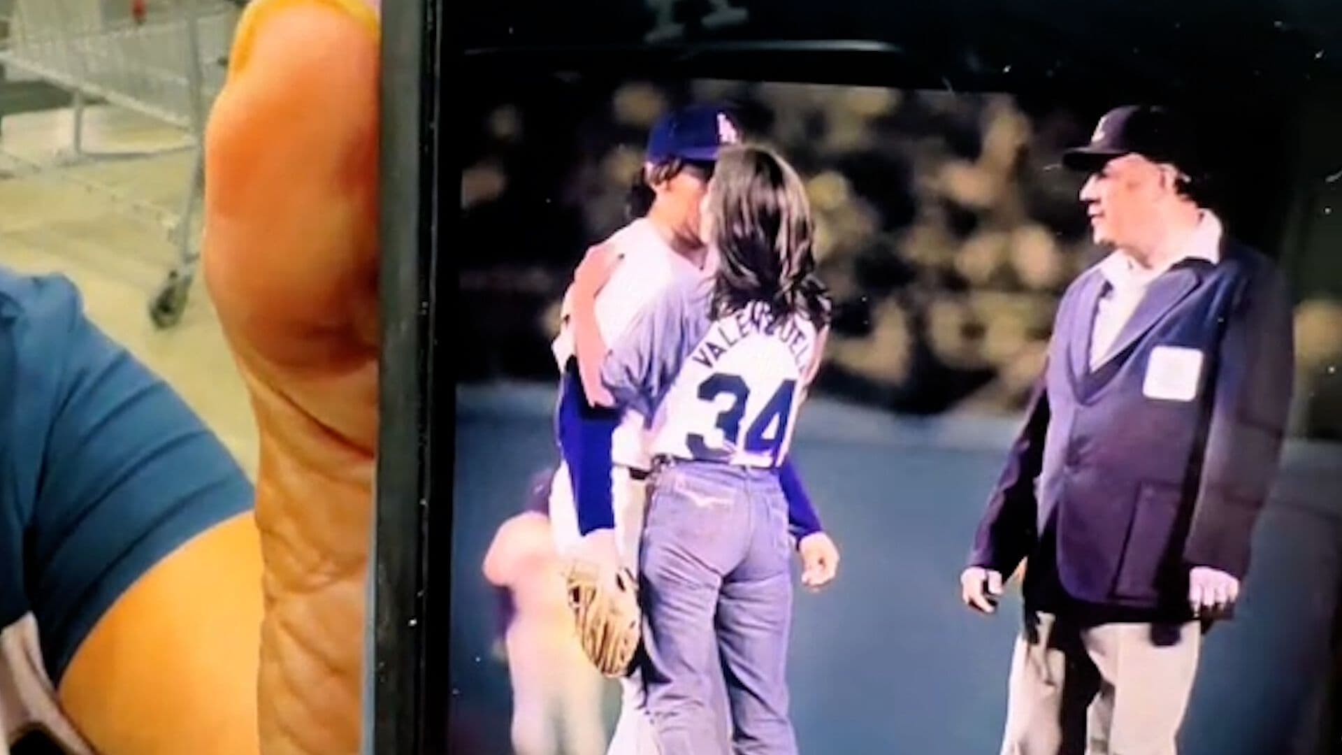 Ella es Norma Jean, la Mujer que le Robo un Beso a Fernando Valenzuela en Pleno Partido